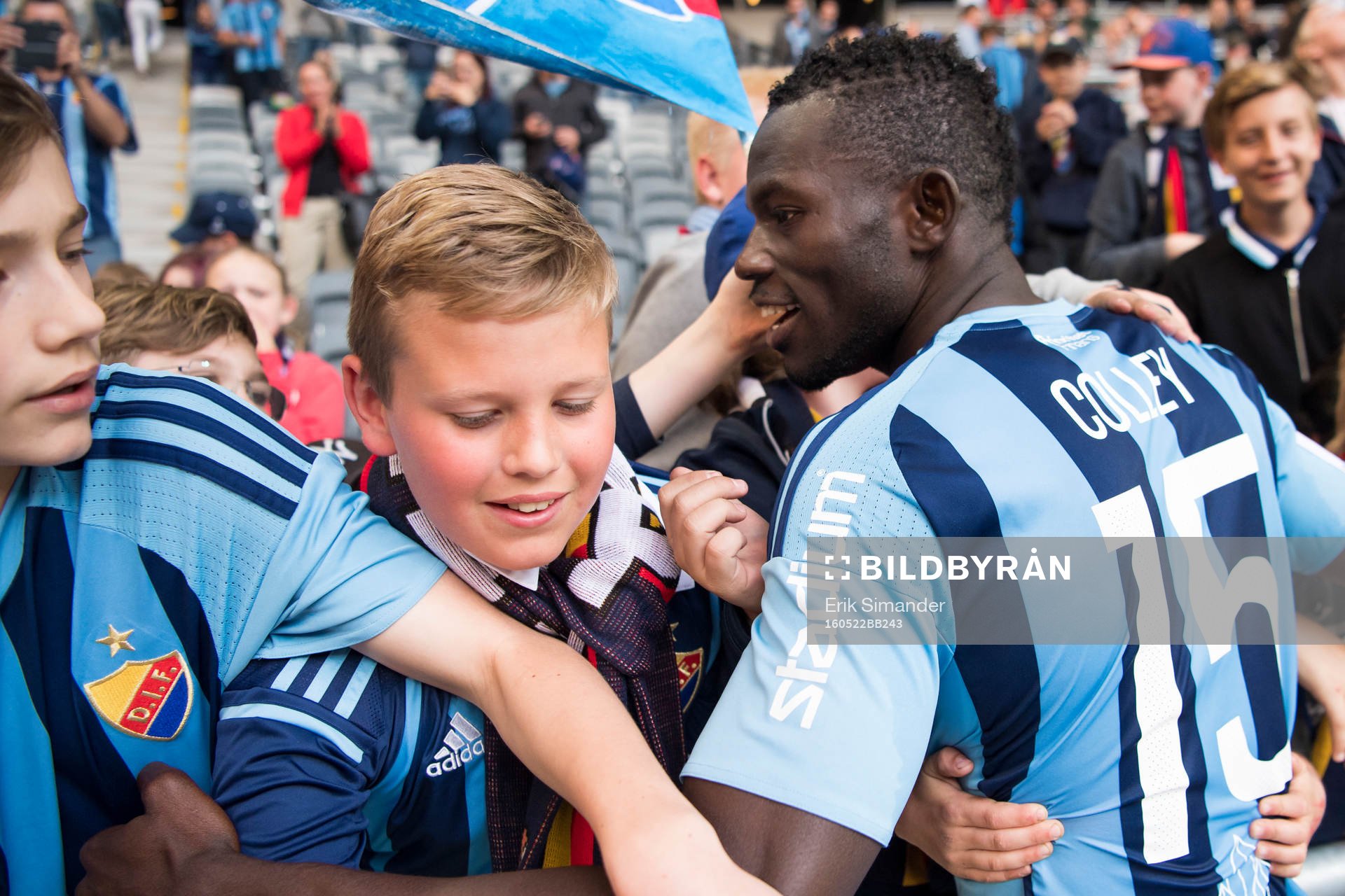 Djurgårdens Omar Colley hälsar på och tackar de unga