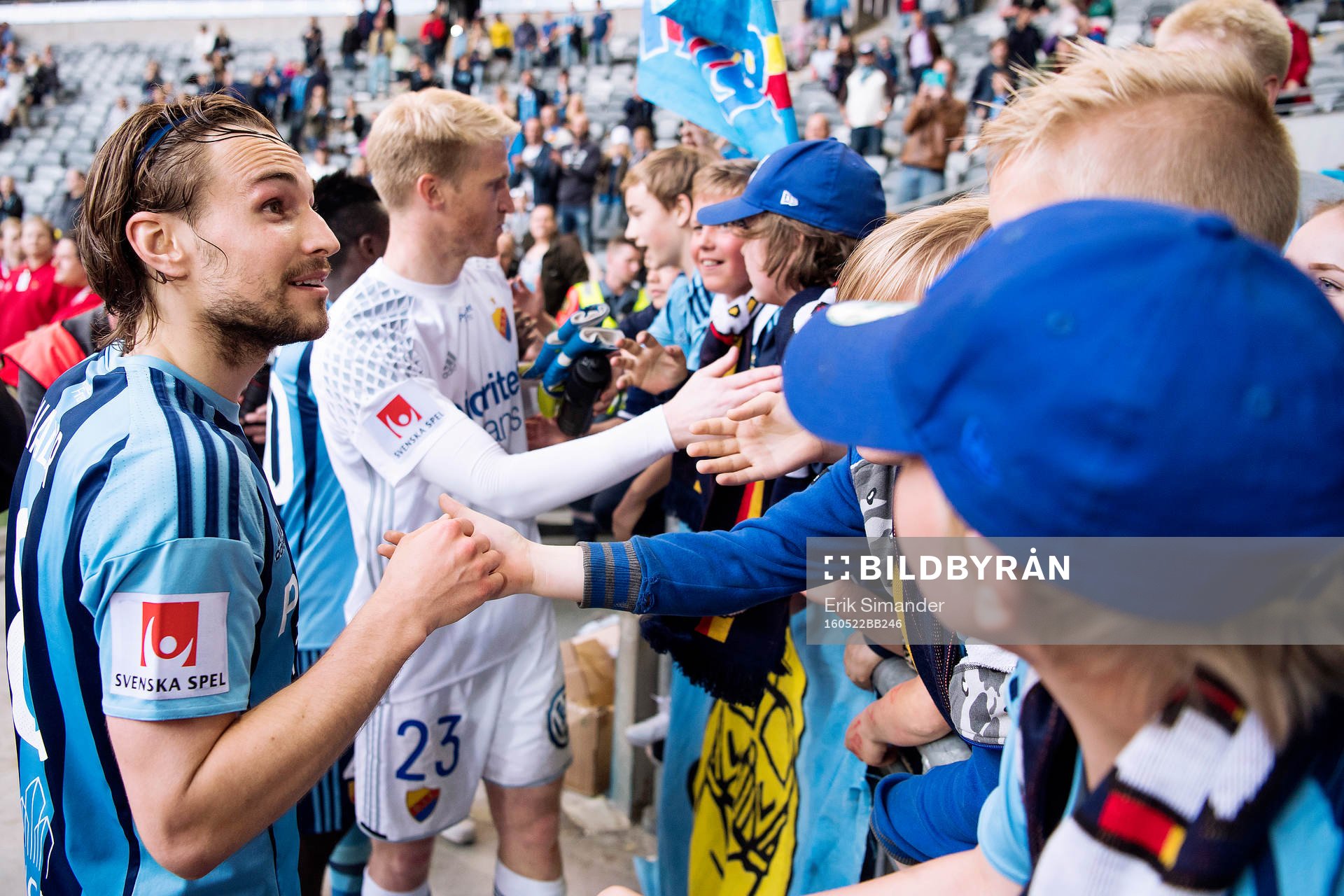 Djurgårdens Kevin Walker med unga fans