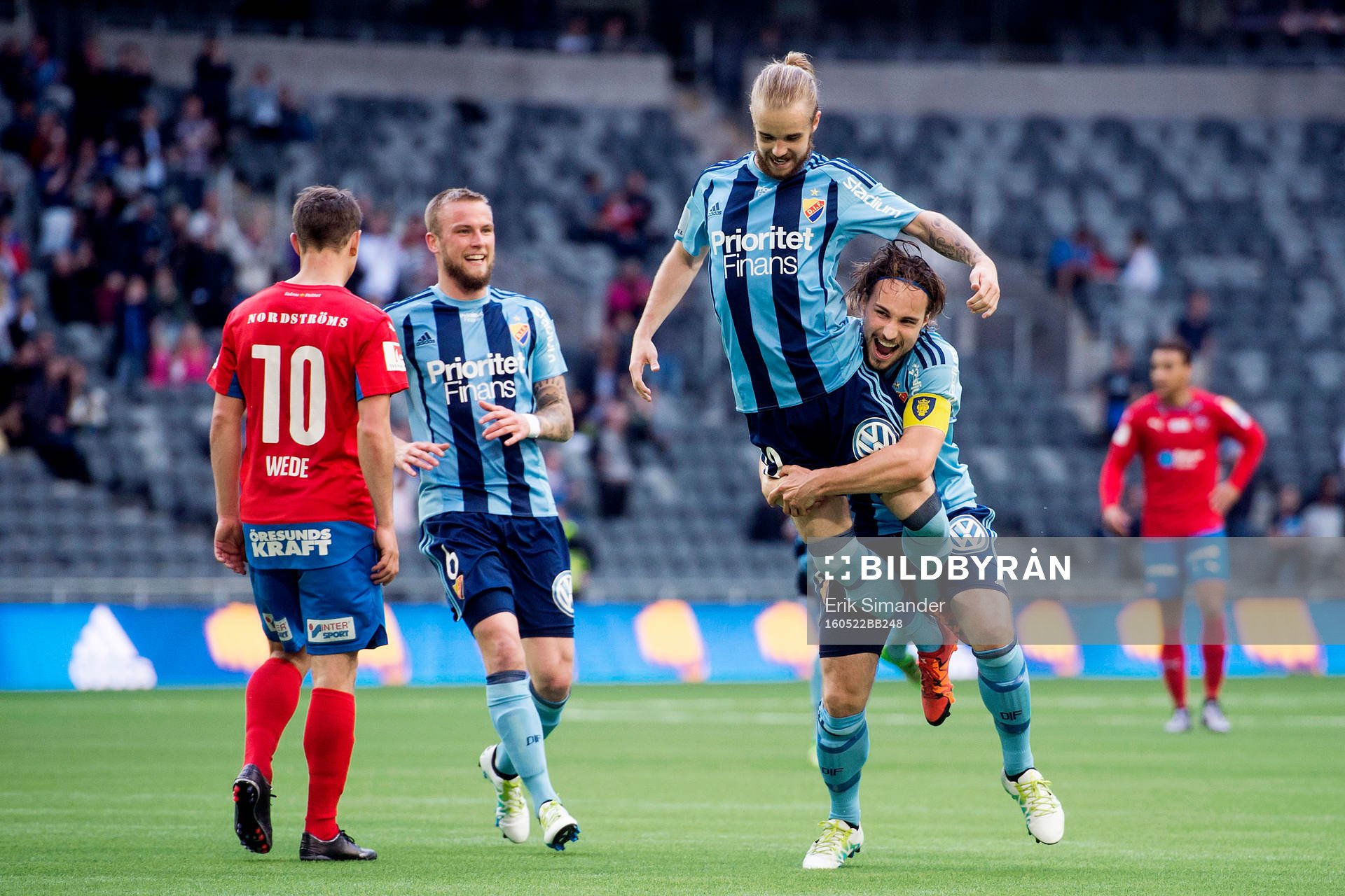 Djurgårdens Kevin Walker lyfter upp Daniel Berntsen