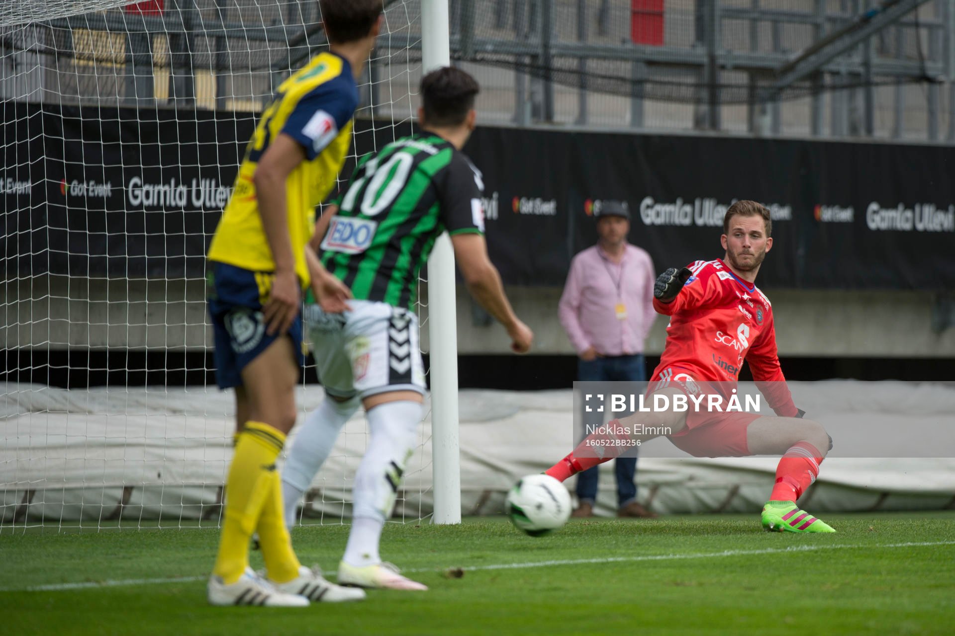 GAIS gör 3-0 på Ängelholms målvakt Carl Lindell