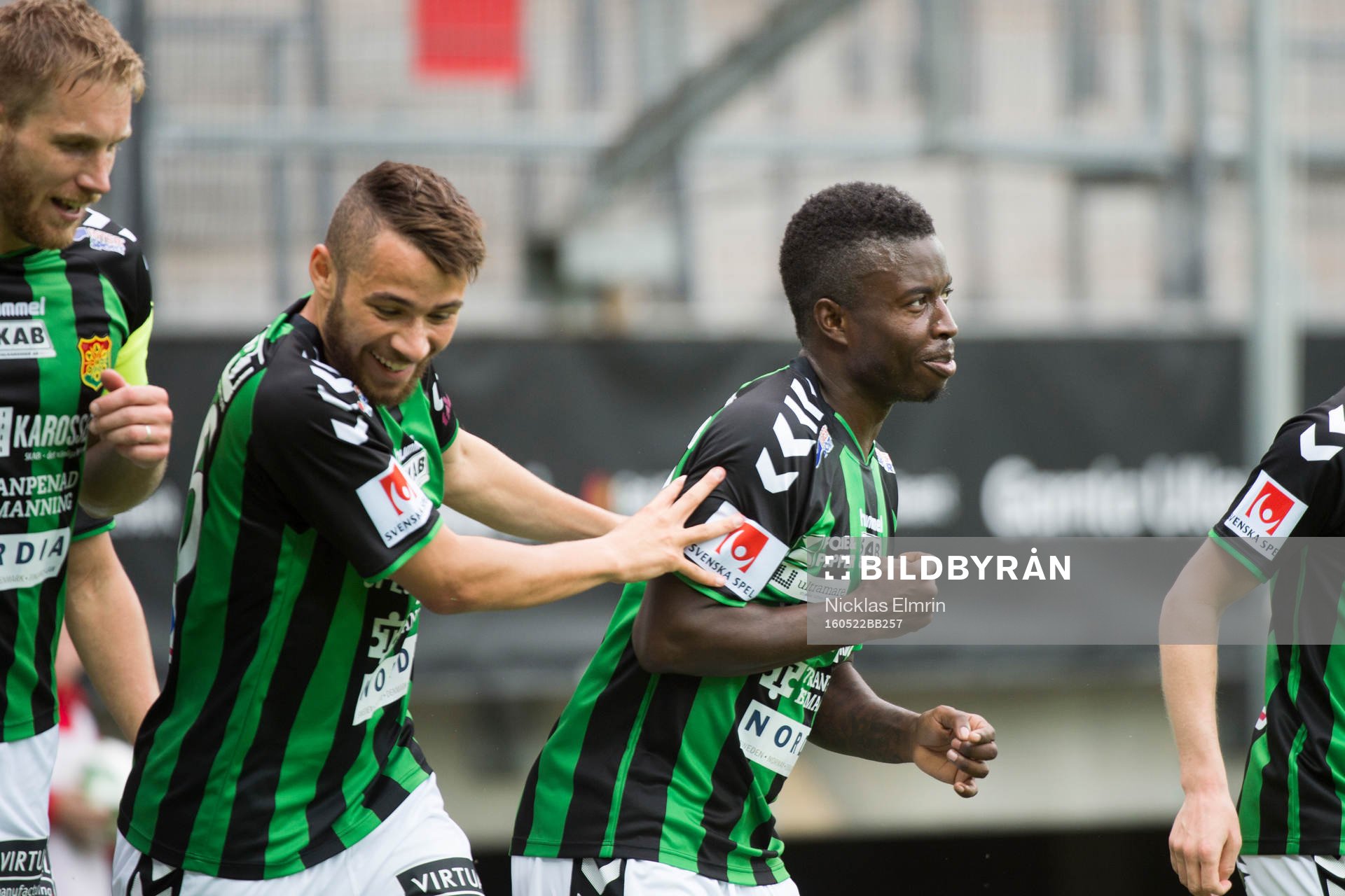 Gais Kieron Cadogan har gjort 3-0 Malkolm Moenza jublar i