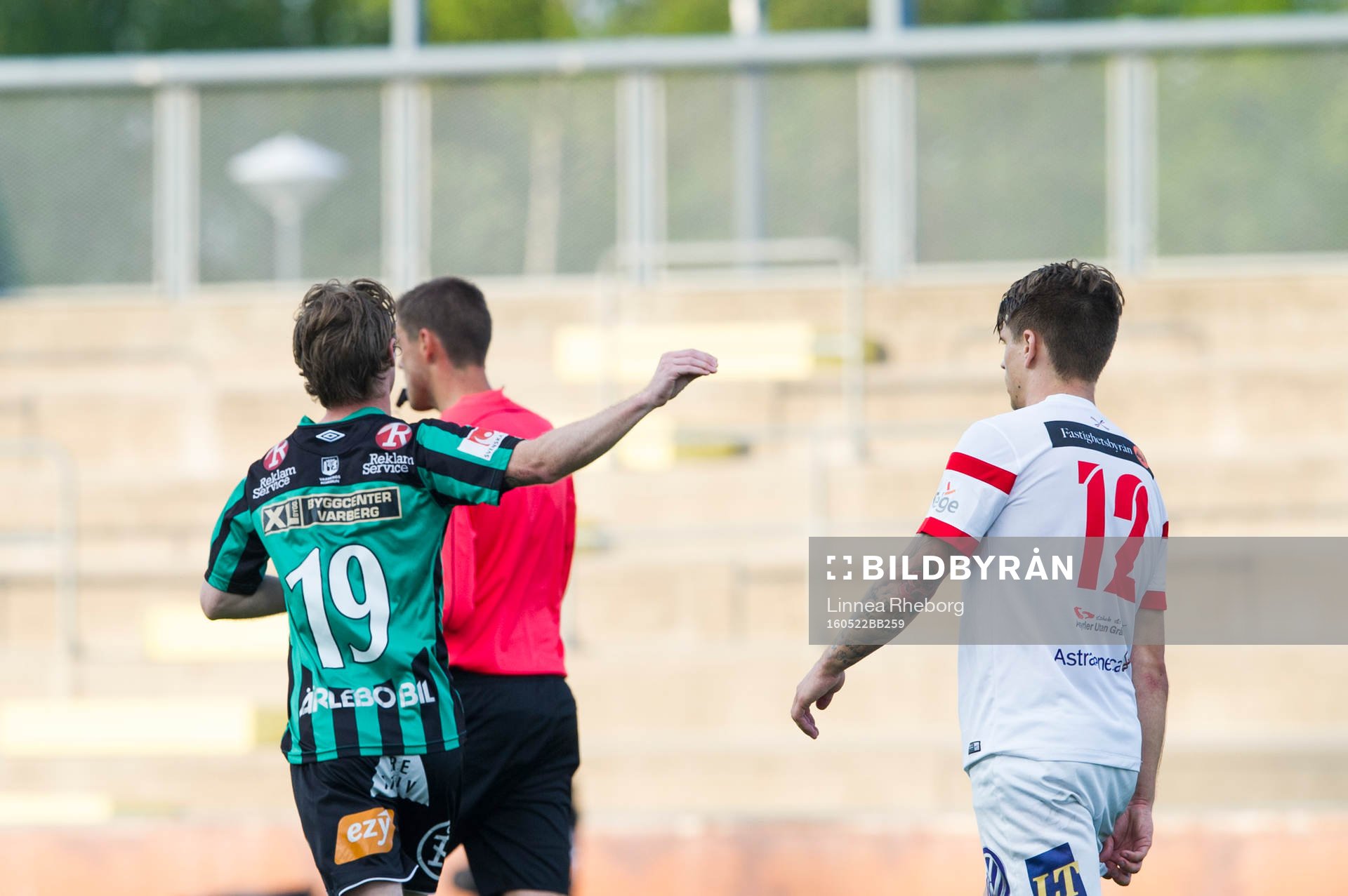 Varbergs Thomas Drage gör en hånande gest mot Assyriskas