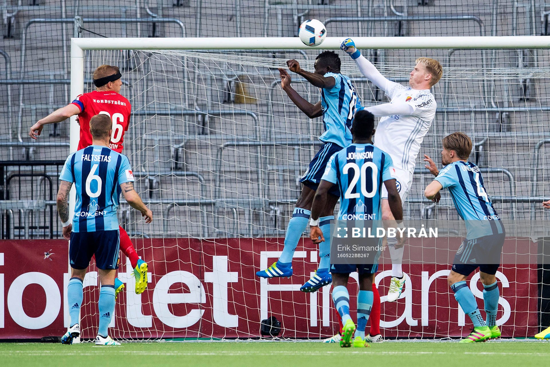 Djurgårdens målvakt Hampus Nilsson boxar bort bollen