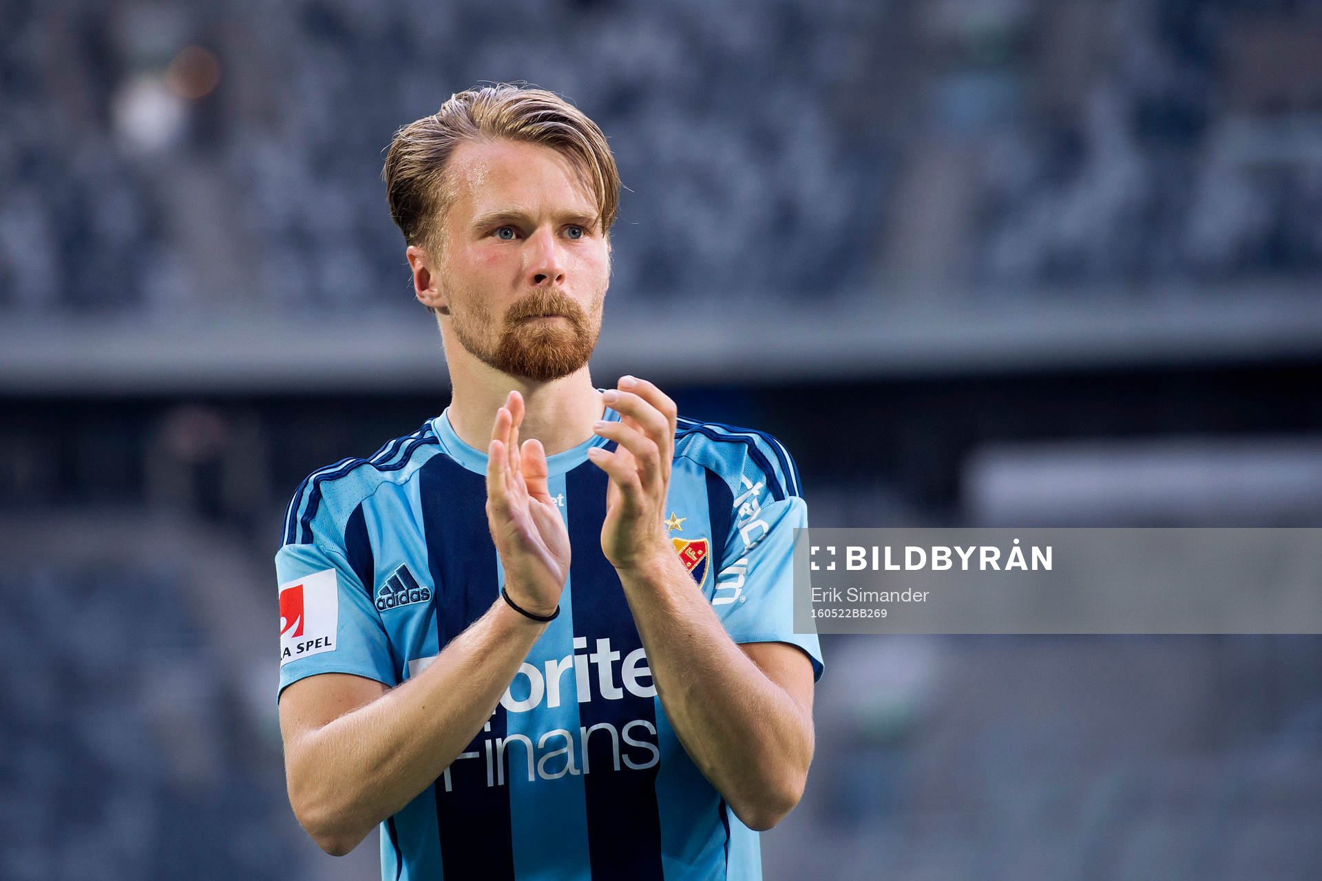 Djurgårdens Jacob Une Larsson jublar mot publiken