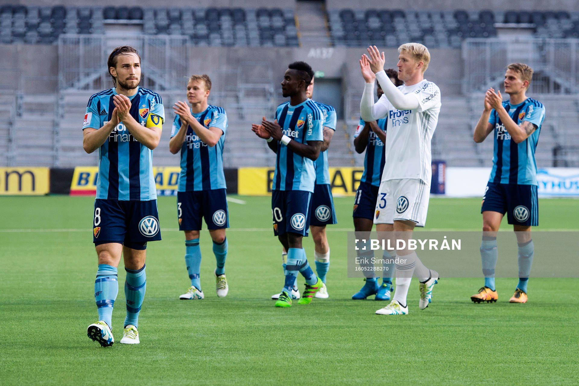 Djurgårdens Kevin Walker och resten av laget jublar mot