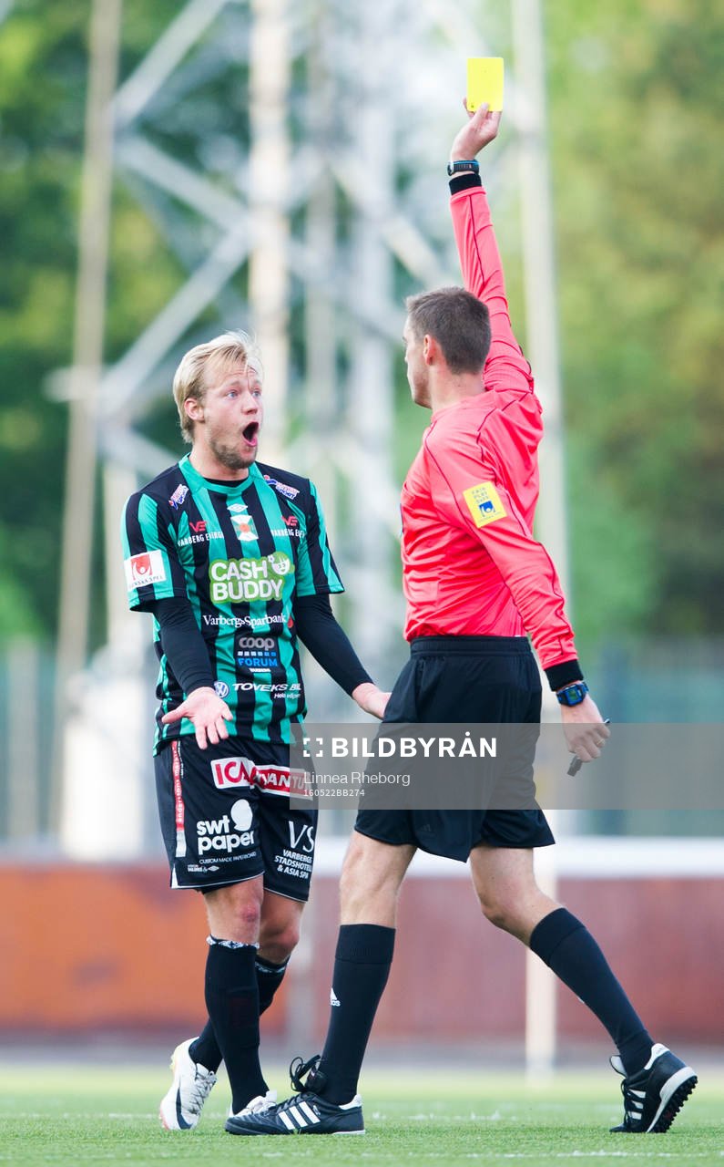 Domare Magnus Lindgren ger Sebastian Crona gult kort