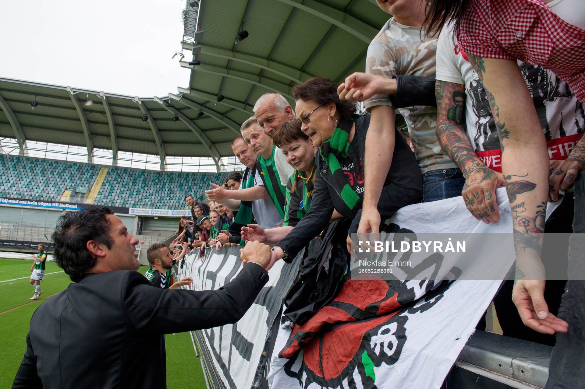 GAIS Tränare Benjamin Westman firar med fansen