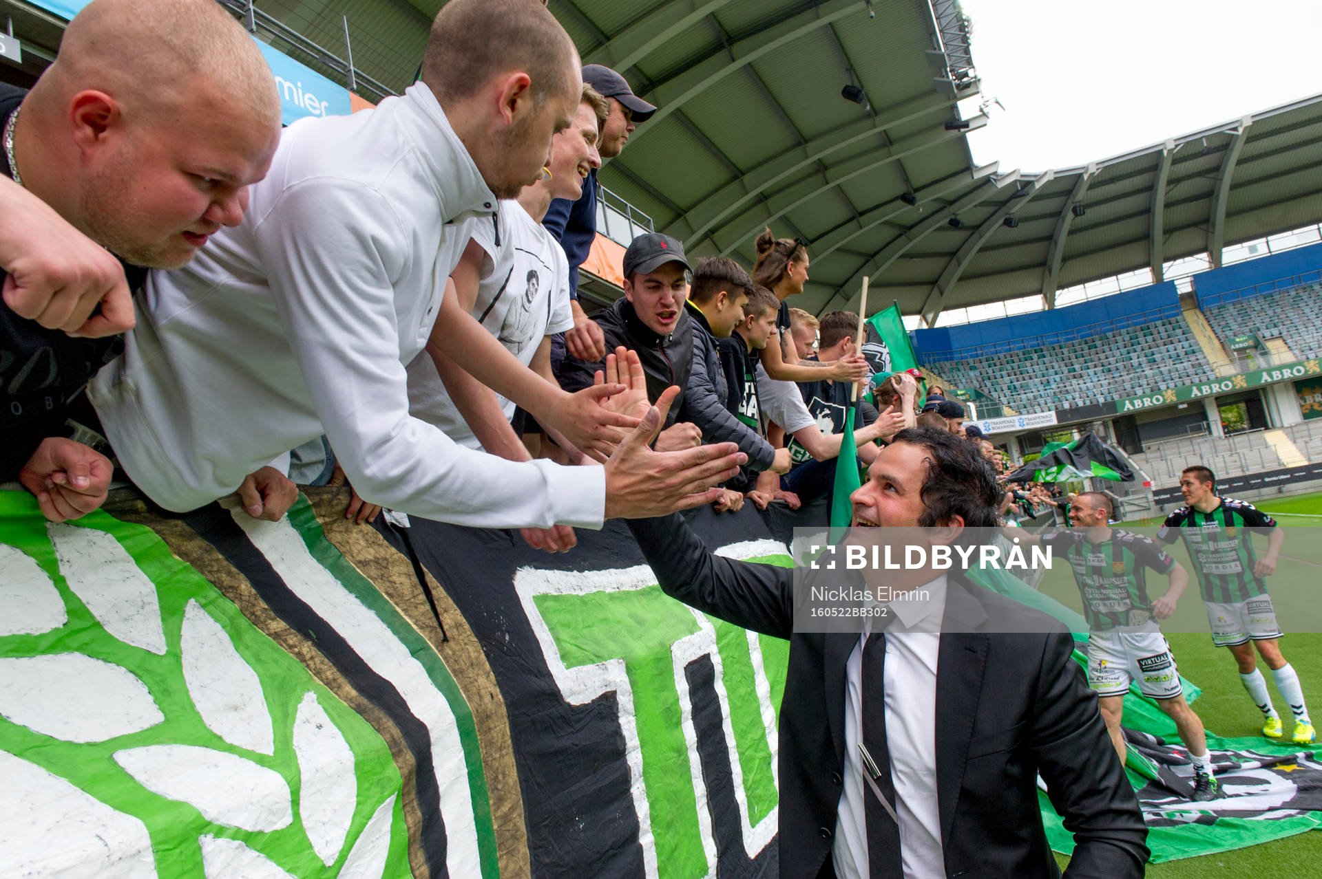 Tränare Benjamin Westman firar med fansen