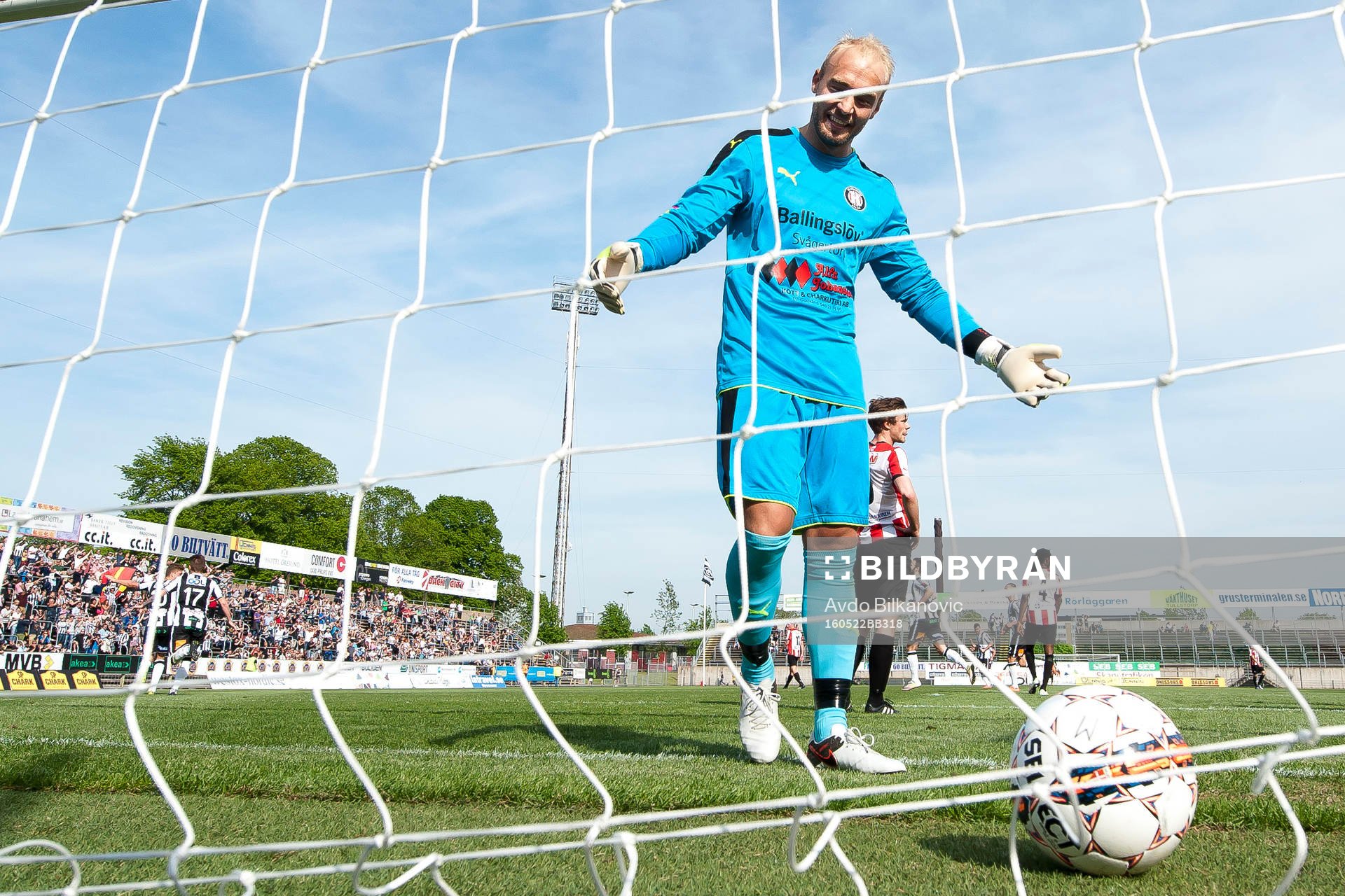 Höllvikens målvakt Marcus Eskilsson hämtar bollen