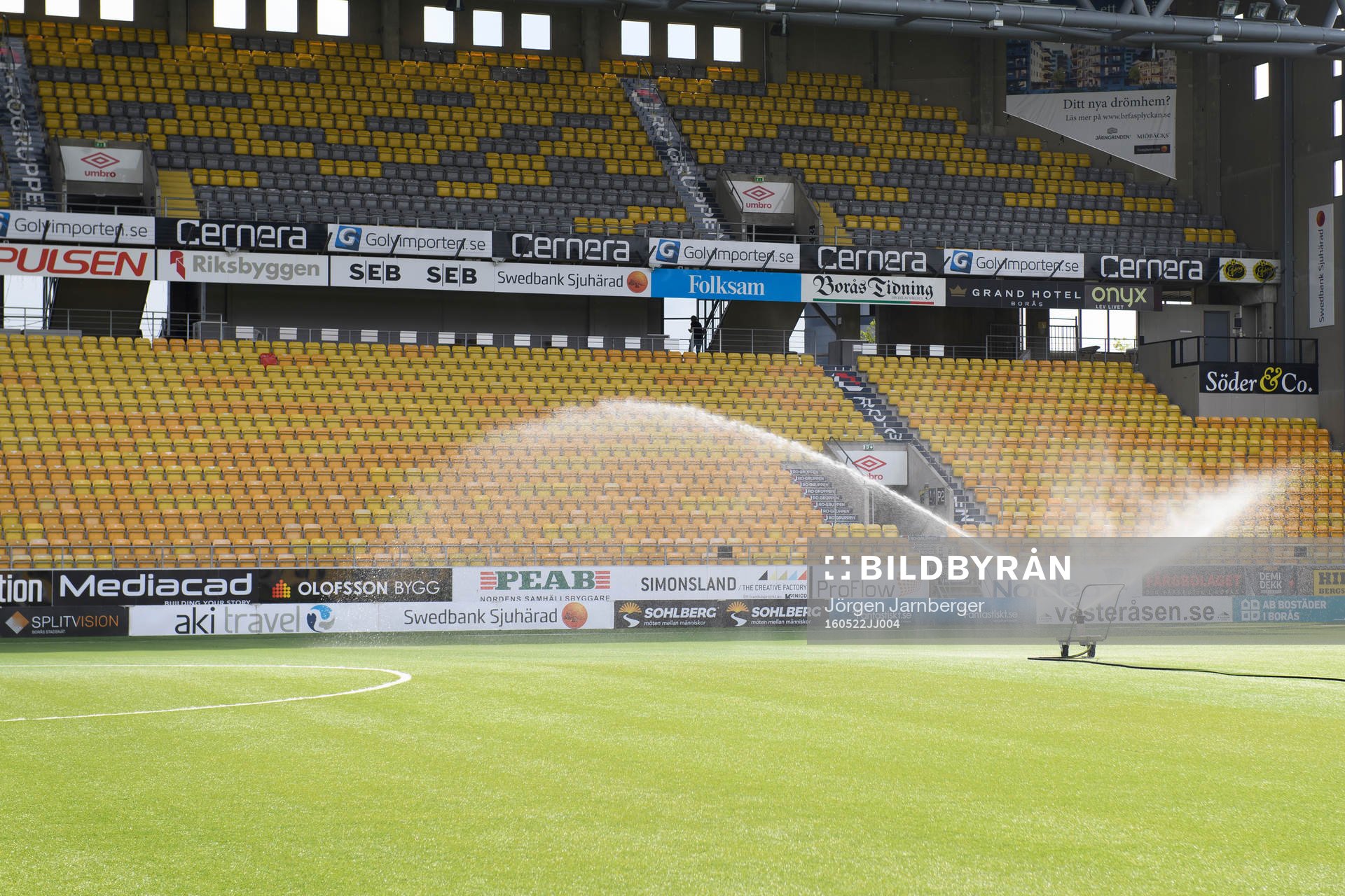Vattning av konstgräset innan fotbollsmatchen i
