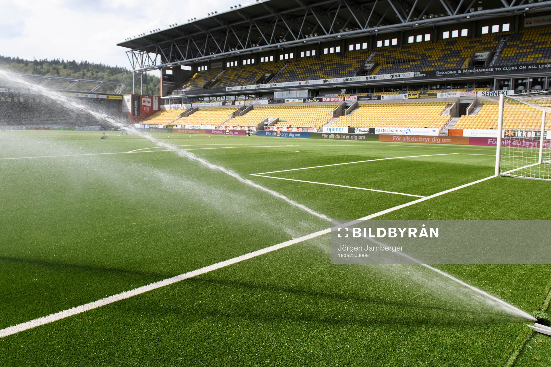 Vattning av konstgräset innan fotbollsmatchen i