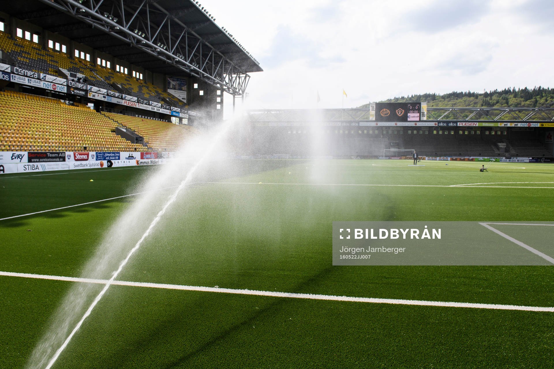 Vattning av konstgräset innan fotbollsmatchen i