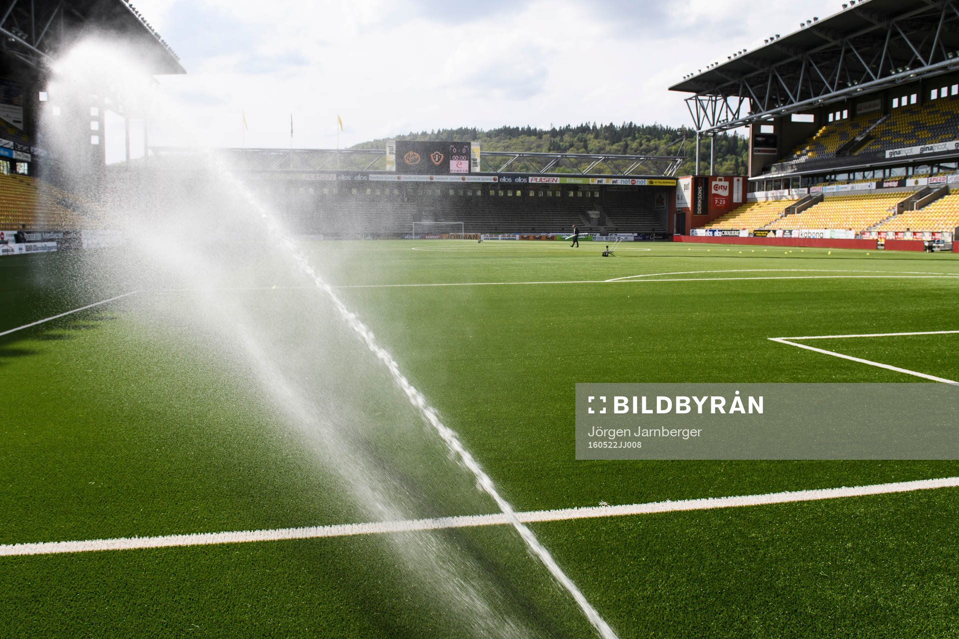 Vattning av konstgräset innan fotbollsmatchen i Allsvenskan mellan Elfsborg och Jönköping den 22 maj 2016 i BORÅS.
