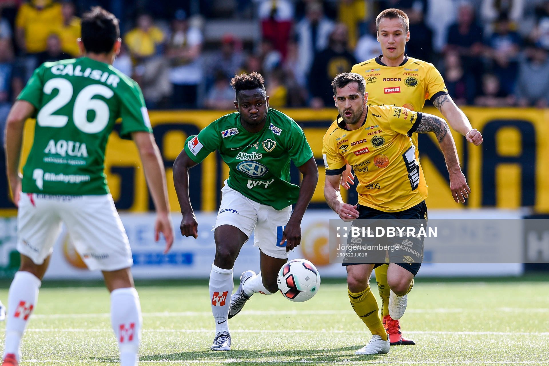 Elfsborgs Emir Bajrami och Viktor Prodell i en kamp mot Jönköpings Moses Ogbu under fotbollsmatchen i Allsvenskan mellan Elfsborg och Jönköping den 22 maj 2016 i BORÅS.