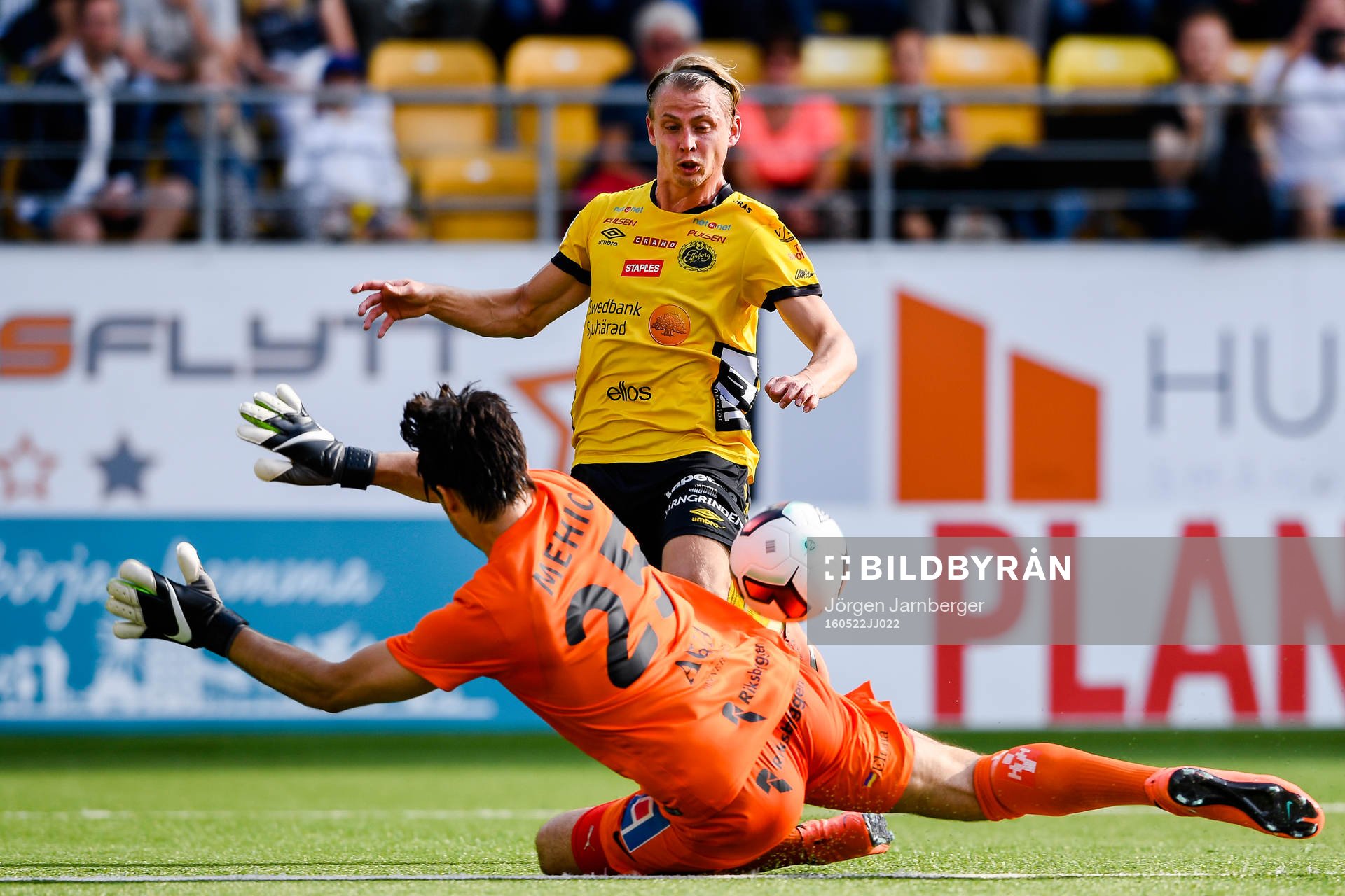 Elfsborgs Simon Hedlund missar målchans mot Jönköpings målvakt Damir Mehic under fotbollsmatchen i Allsvenskan mellan Elfsborg och Jönköping den 22 maj 2016 i BORÅS.