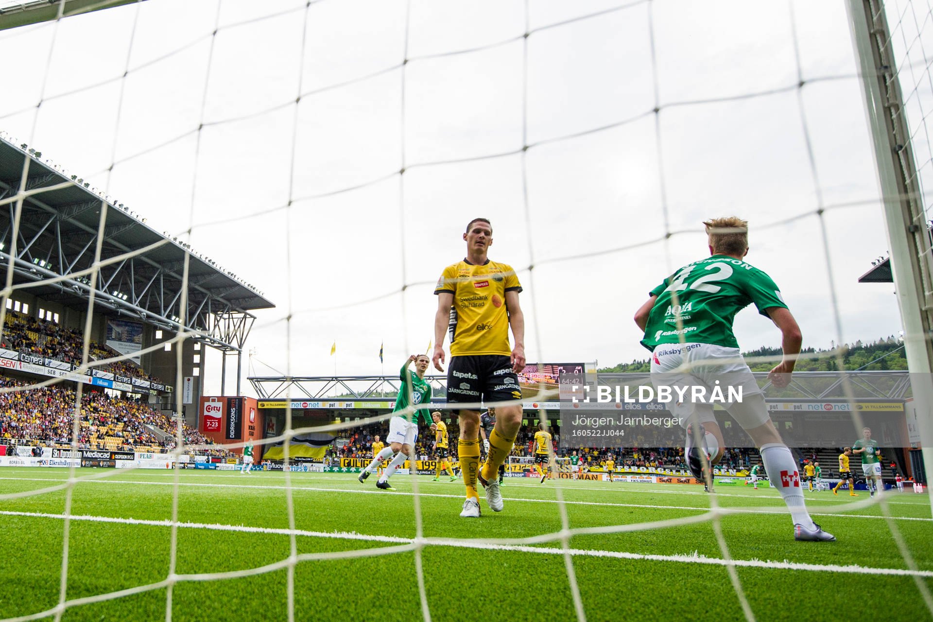 Jönköpings Jesper Svensson (rygg mot kameran) hämtar
