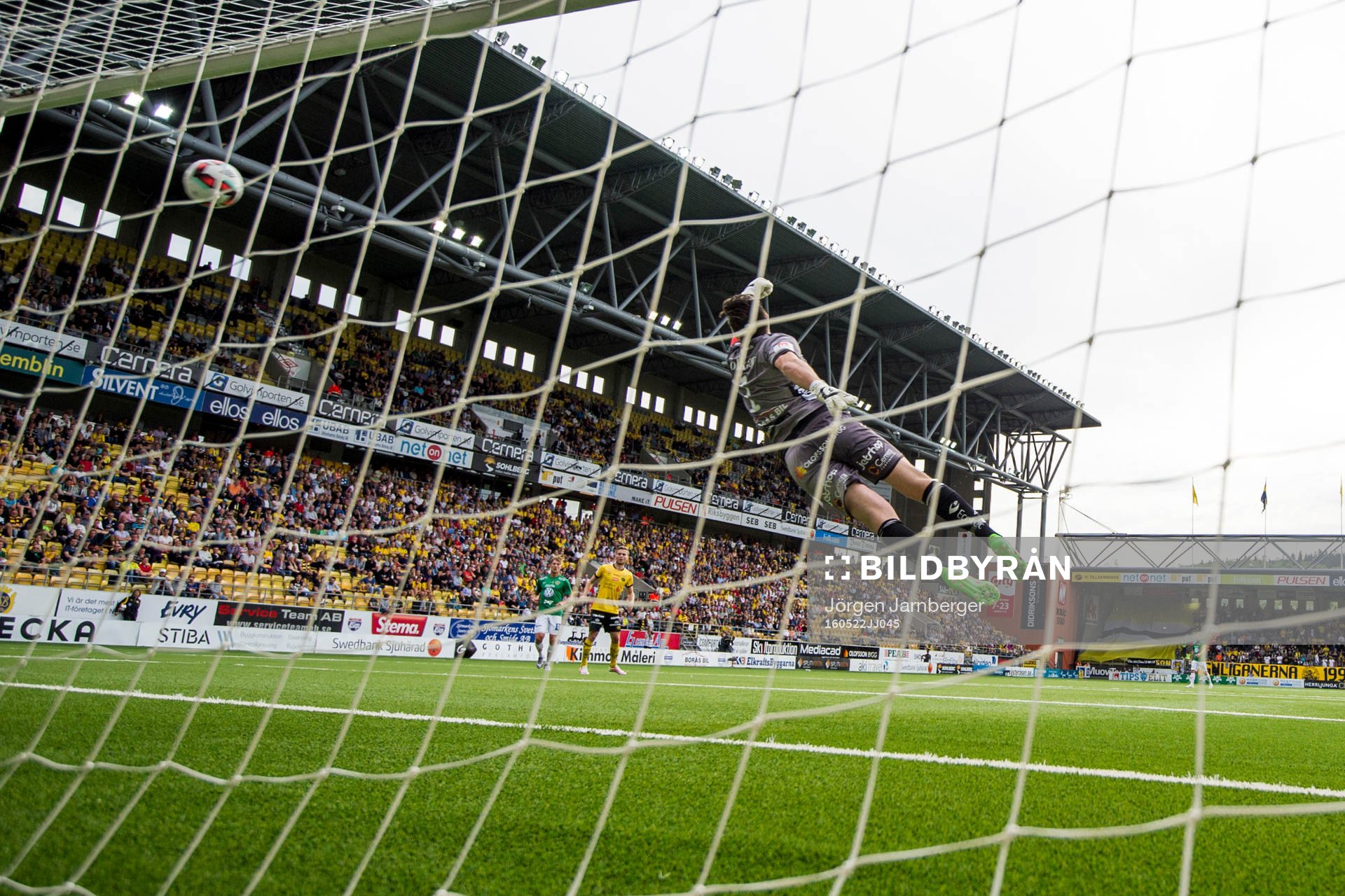 Elfsborgs målvakt Kevin Stuhr Ellegaard ser bollen gå in i mål för 3-2 efter skott frön Jönköpings Liridon Silka under fotbollsmatchen i Allsvenskan mellan Elfsborg och Jönköping den 22 maj 2016 i BORÅS.