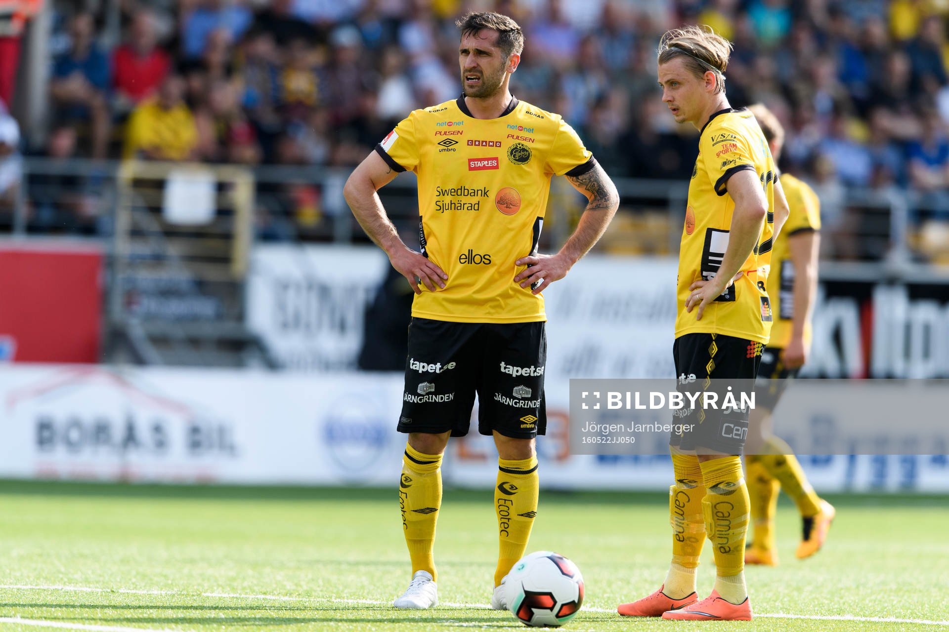 Elfsborgs Emir Bajrami och Simon Hedlund diskuterar innan