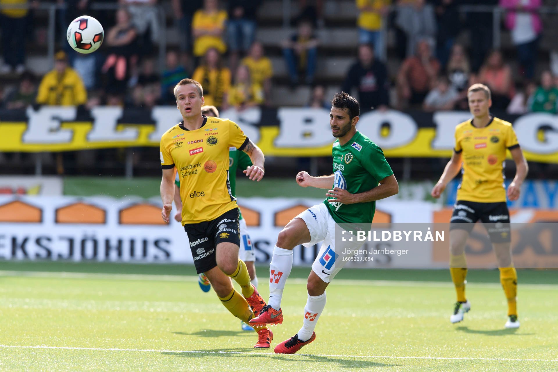 Jönköpings André Calisir och Elfsborgs Viktor Prodell under fotbollsmatchen i Allsvenskan mellan Elfsborg och Jönköping den 22 maj 2016 i BORÅS.