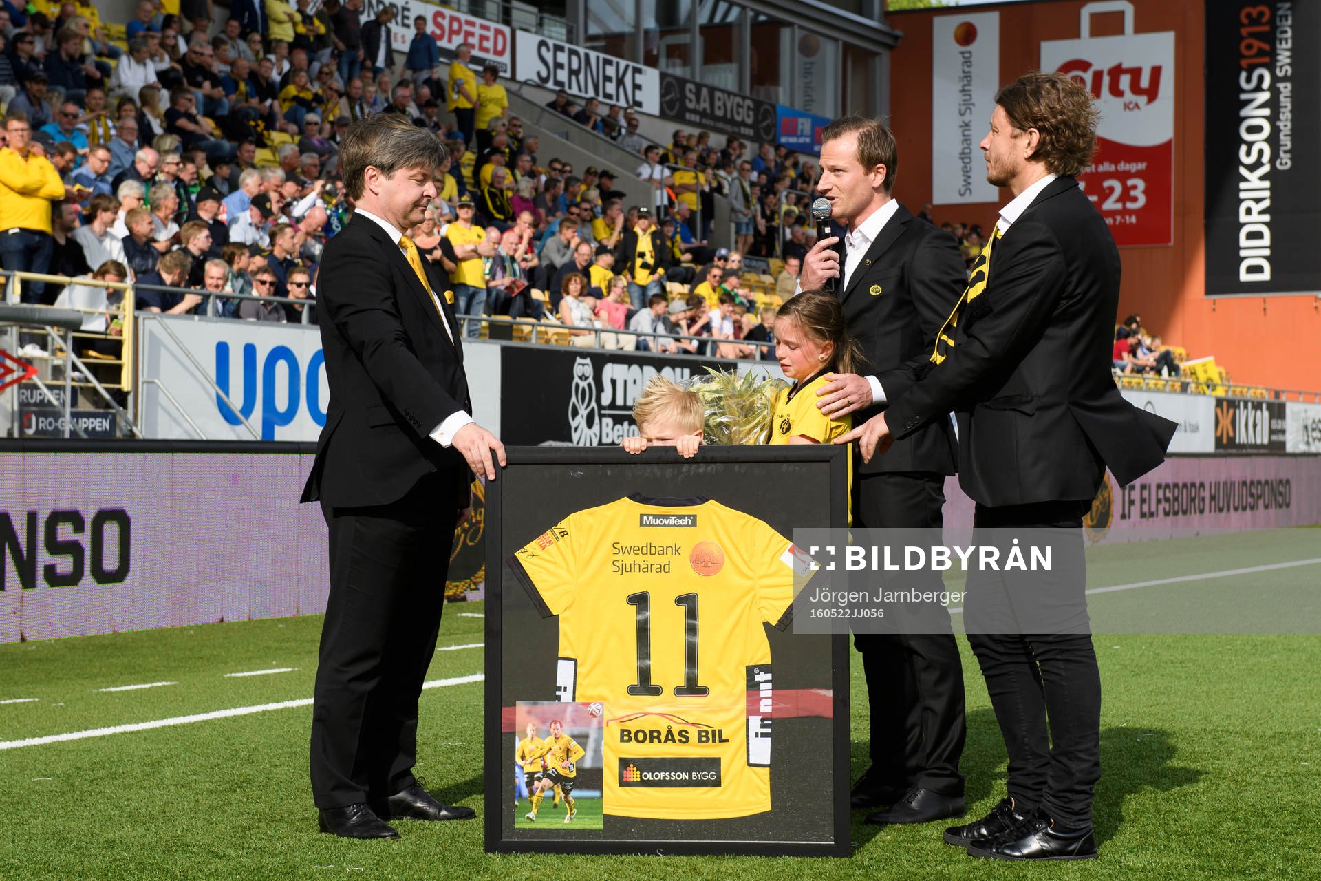 Elfsborgs Daniel Mobaeck avtackades innan fotbollsmatchen med blommor och tavla av ordförande Bo Johansson (v) och klubbchef Stefan Andreasson (h) i Allsvenskan mellan Elfsborg och Jönköping den 22 maj 2016 i BORÅS.