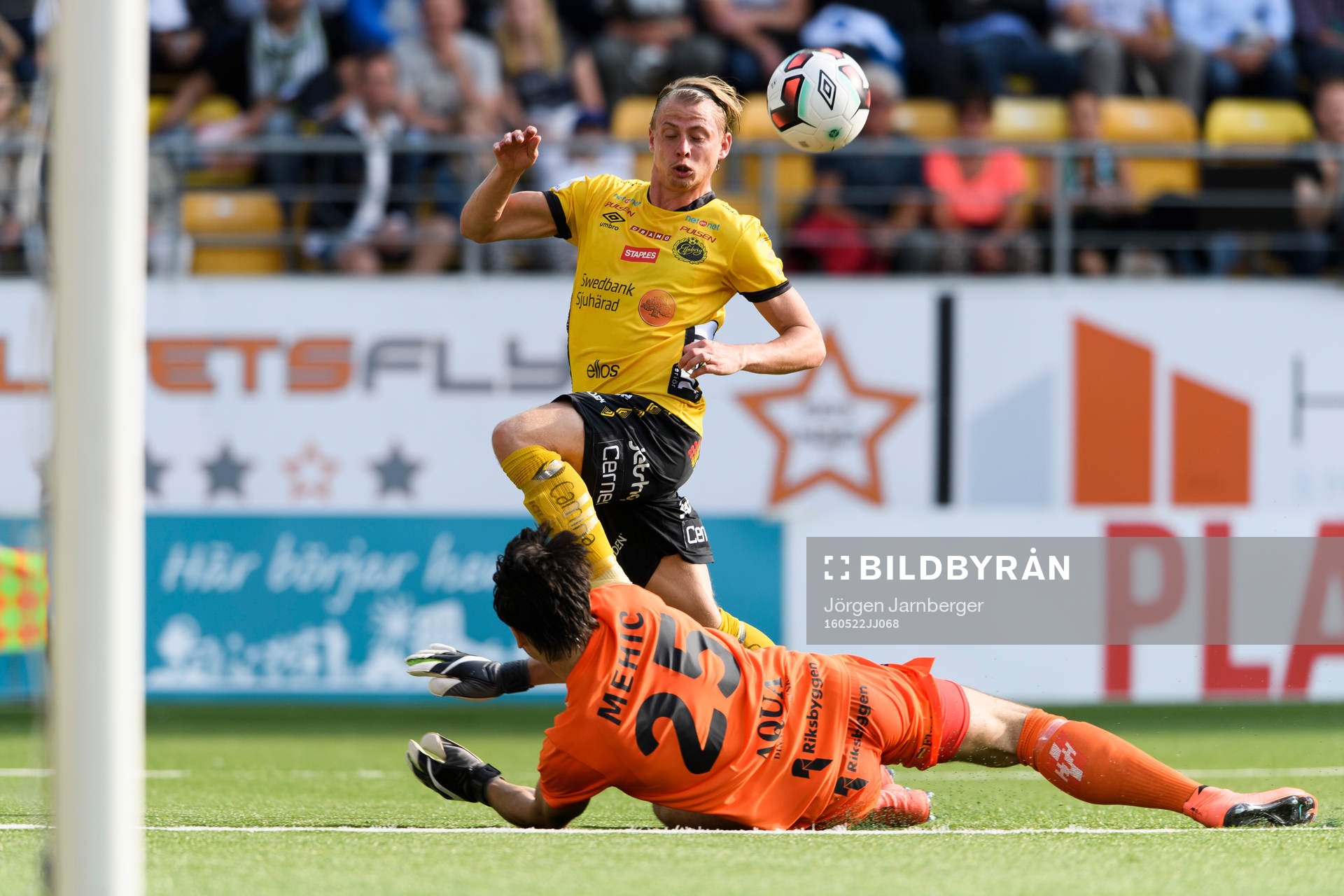 Elfsborgs Simon Hedlund och Jönköpings målvakt Damir