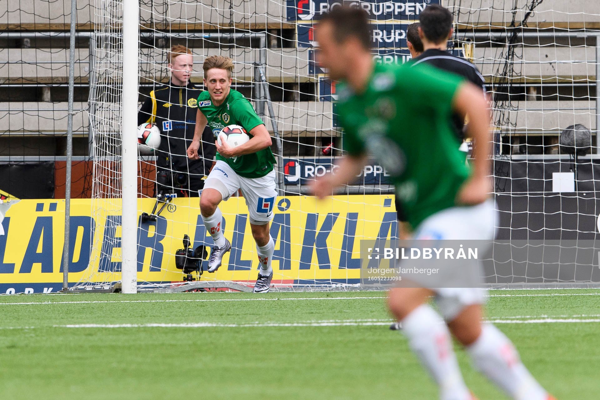 Jönköpings Jesper Svensson hämtar bollen i målet