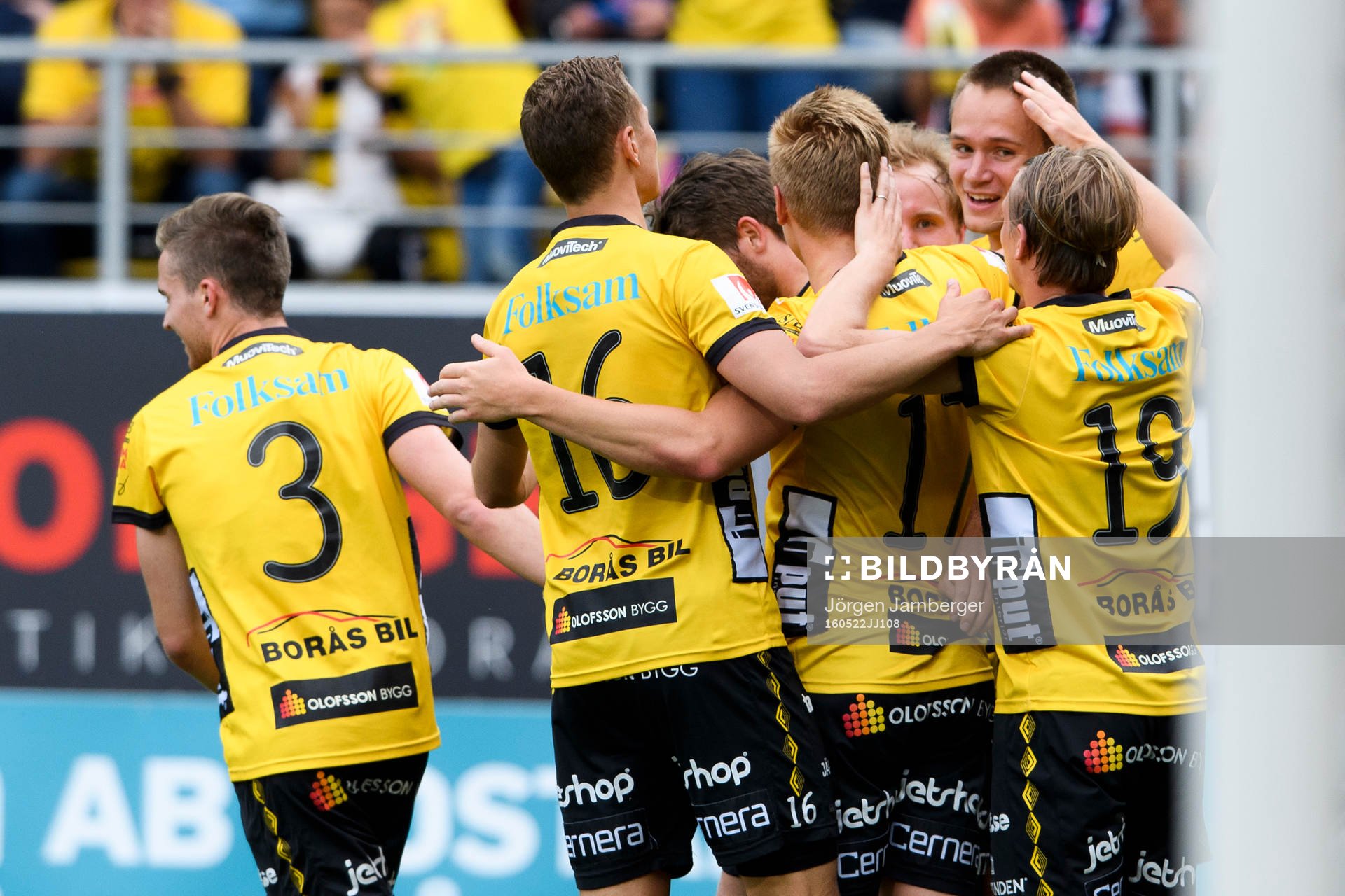 Elfsborgs Viktor Prodell kramas om