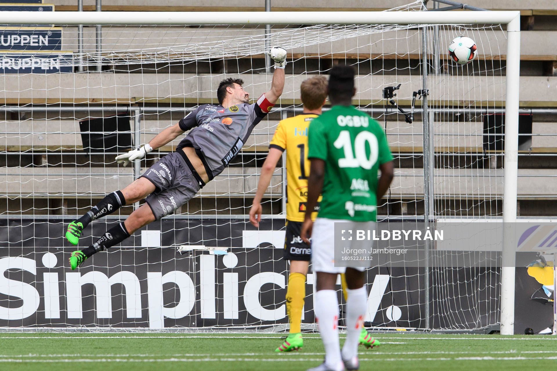 Elfsborgs målvakt Kevin Stuhr Ellegaard ser bollen gå in i mål då Jönköpings Liridon Silka (ej i bild) gör 3-2 under fotbollsmatchen i Allsvenskan mellan Elfsborg och Jönköping den 22 maj 2016 i BORÅS.