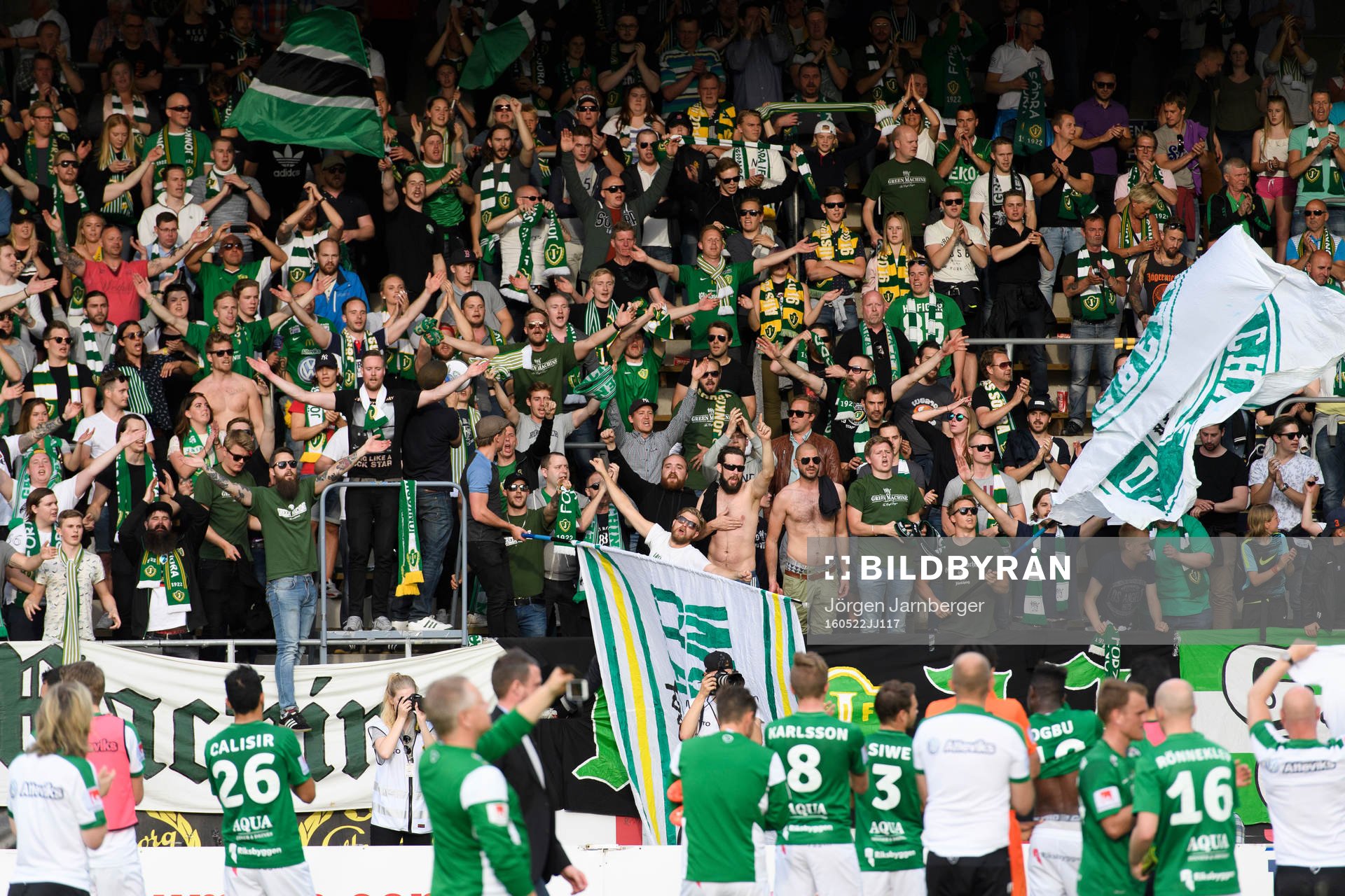 Jönköpings spelare tackar supportrarna efter fotbollsmatchen i Allsvenskan mellan Elfsborg och Jönköping den 22 maj 2016 i BORÅS.