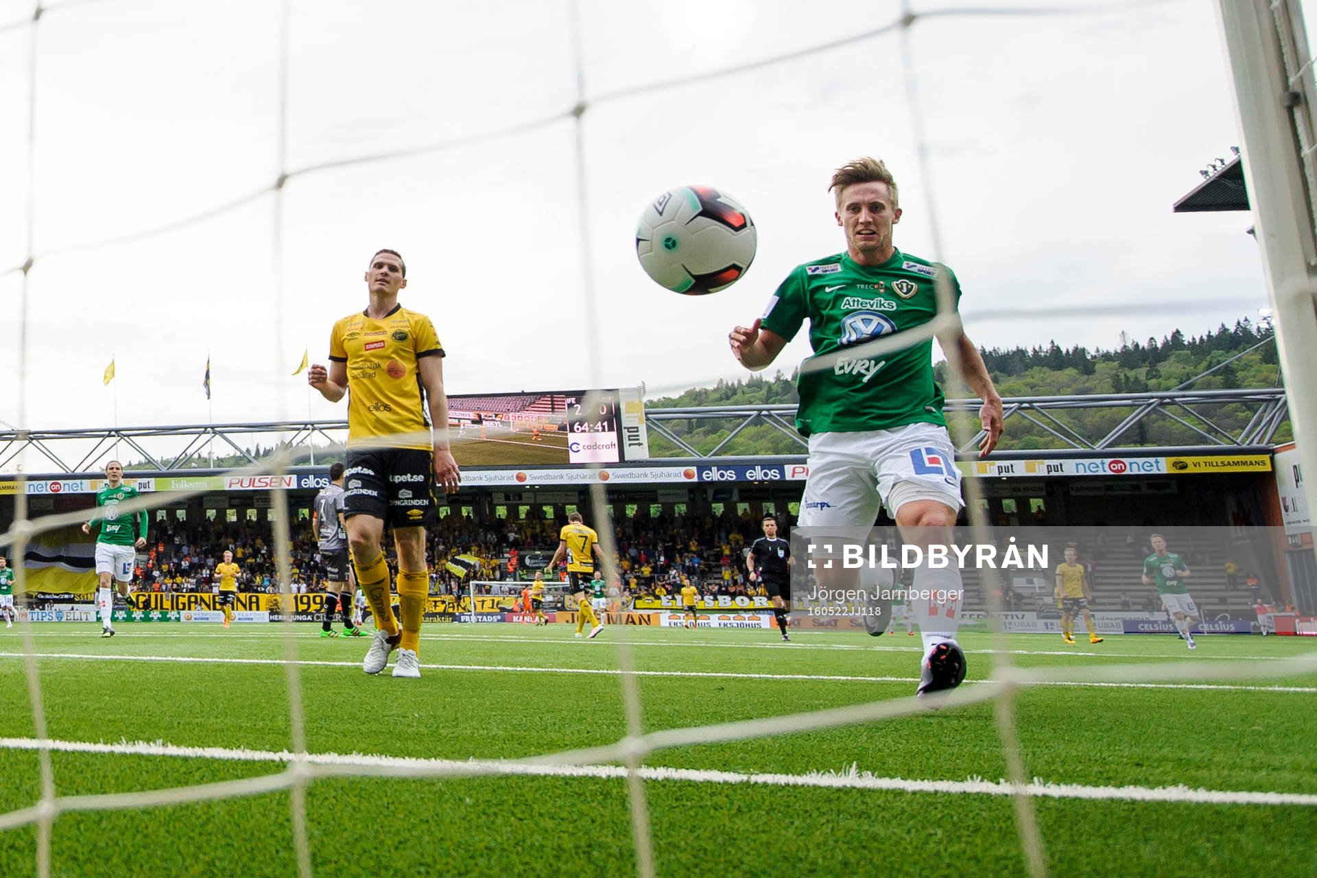 Jönköpings Jesper Svensson hämtar bollen i målet