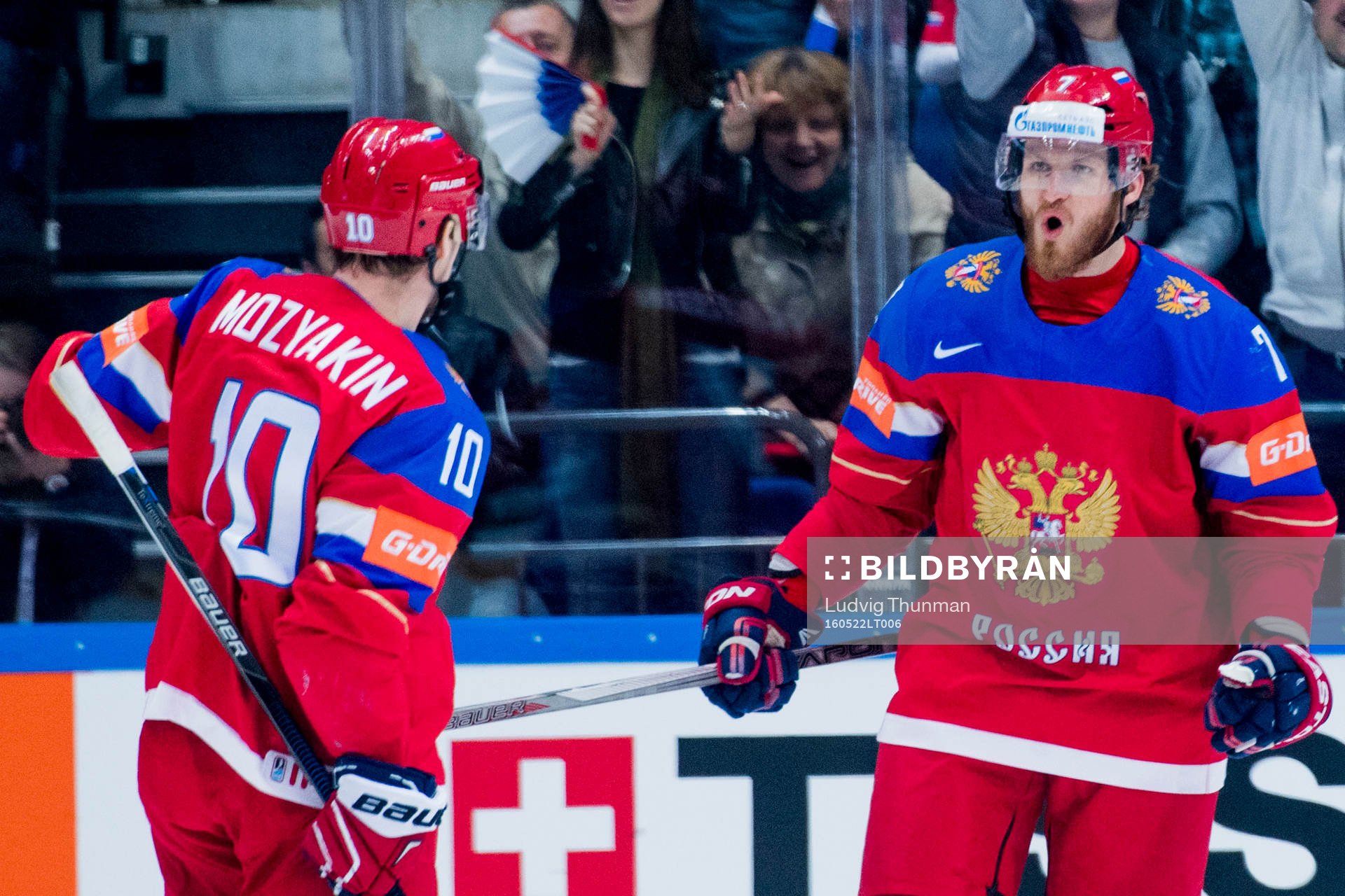 Rysslands Ivan Telegin jublar mot Sergei Mozyakin som gjort