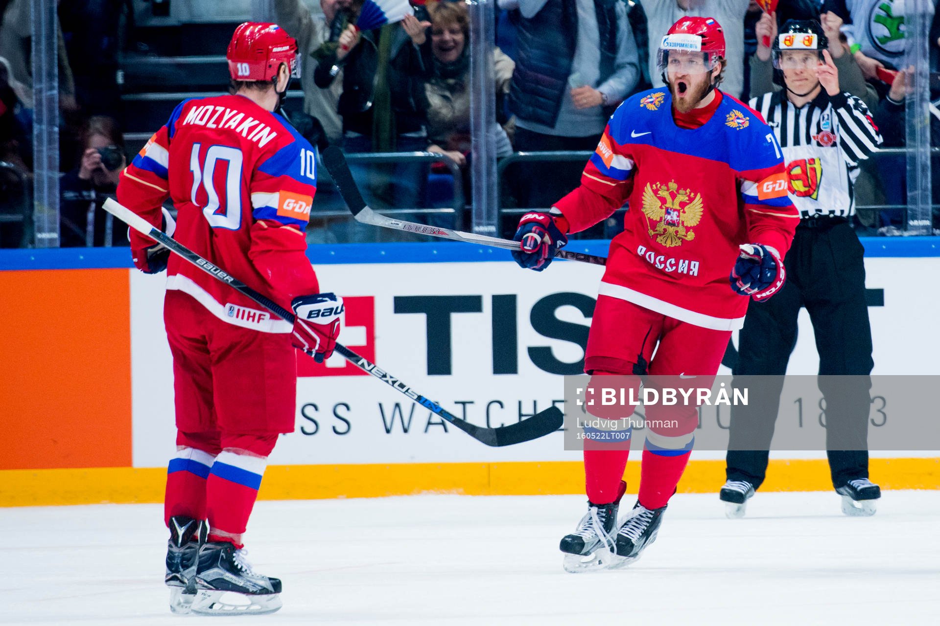 Rysslands Ivan Telegin jublar mot Sergei Mozyakin som gjort