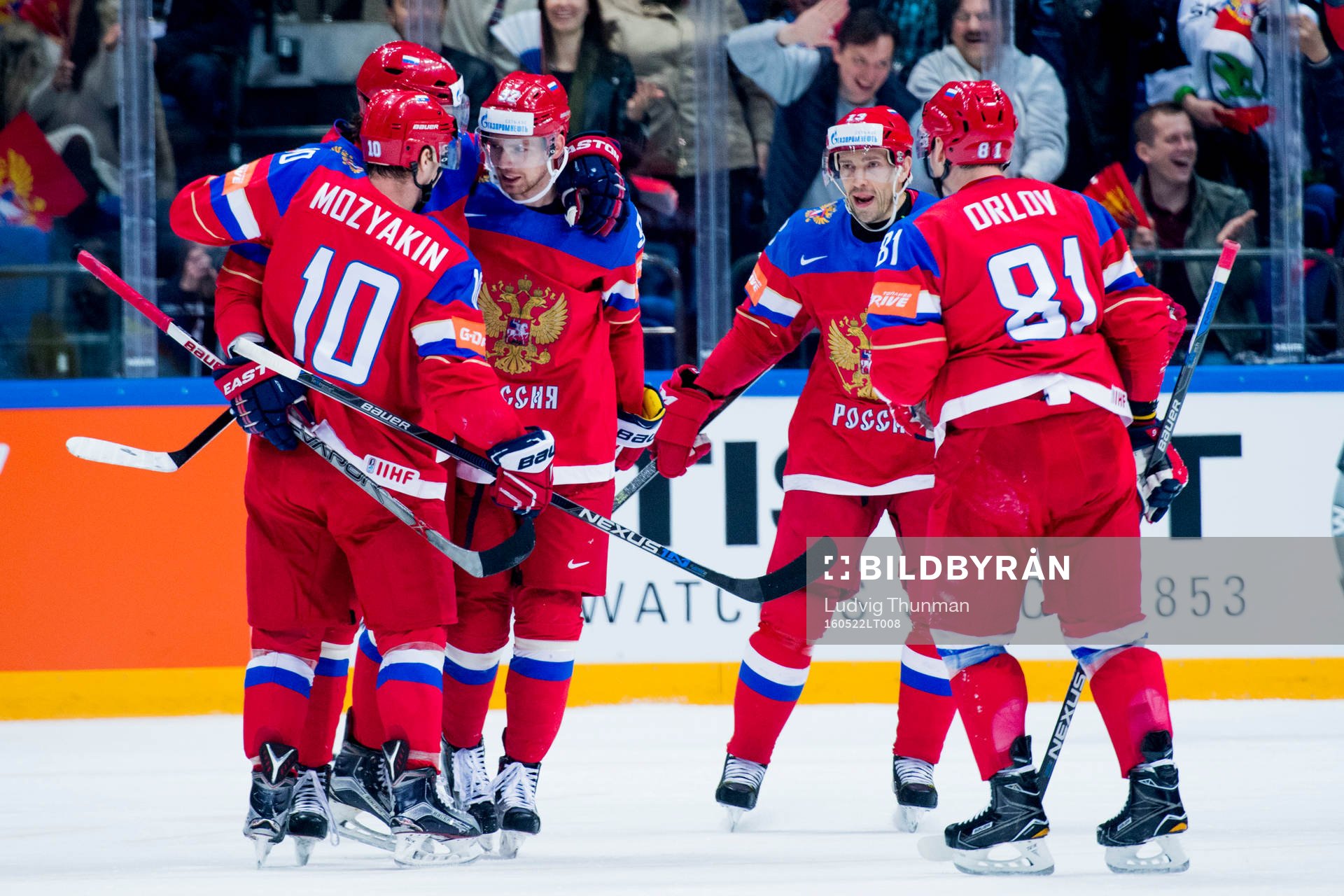 Rysslands spelare jublar med Sergei Mozyakin som gjort 2-0