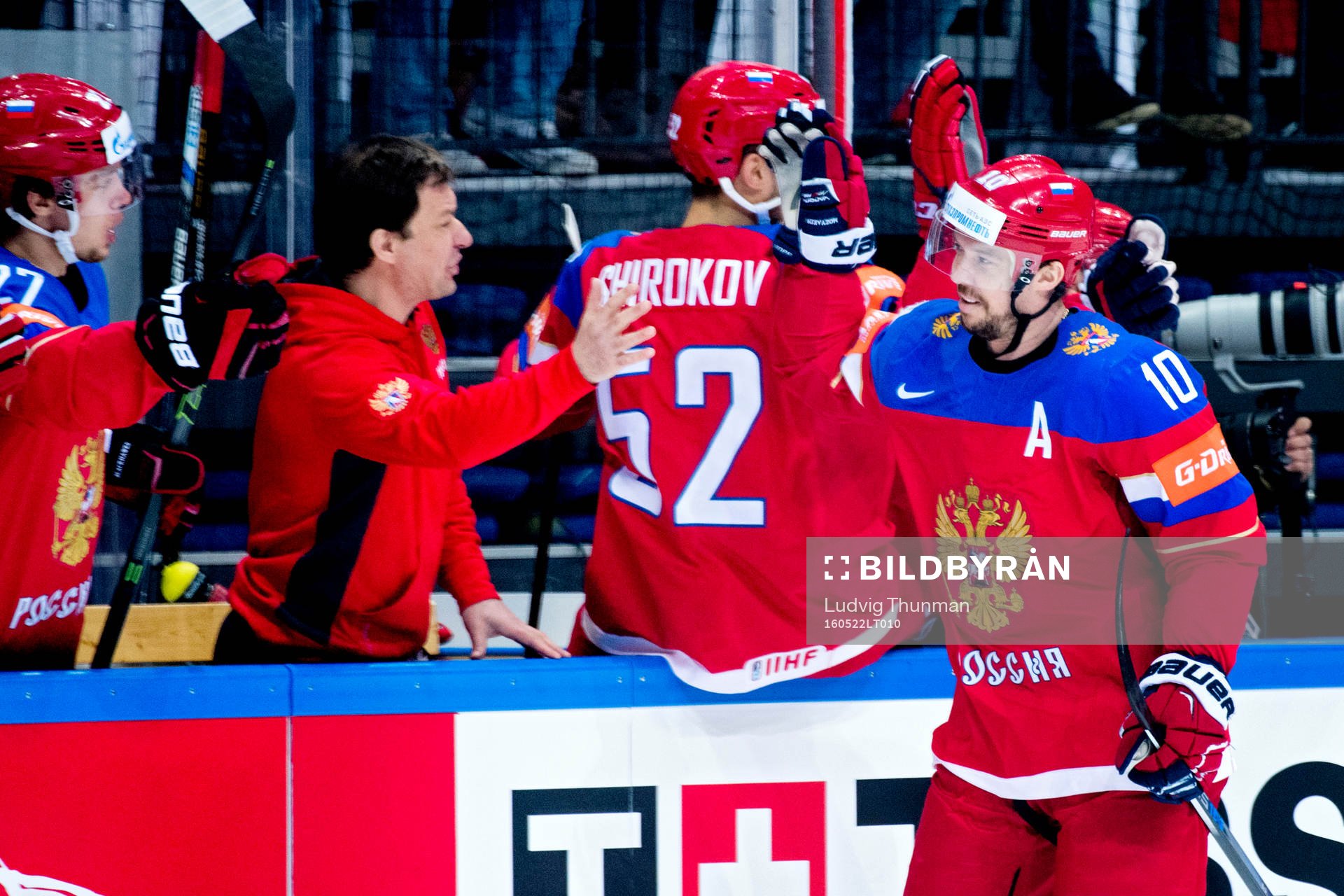 Rysslands Sergei Mozyakin jublar med bänken
