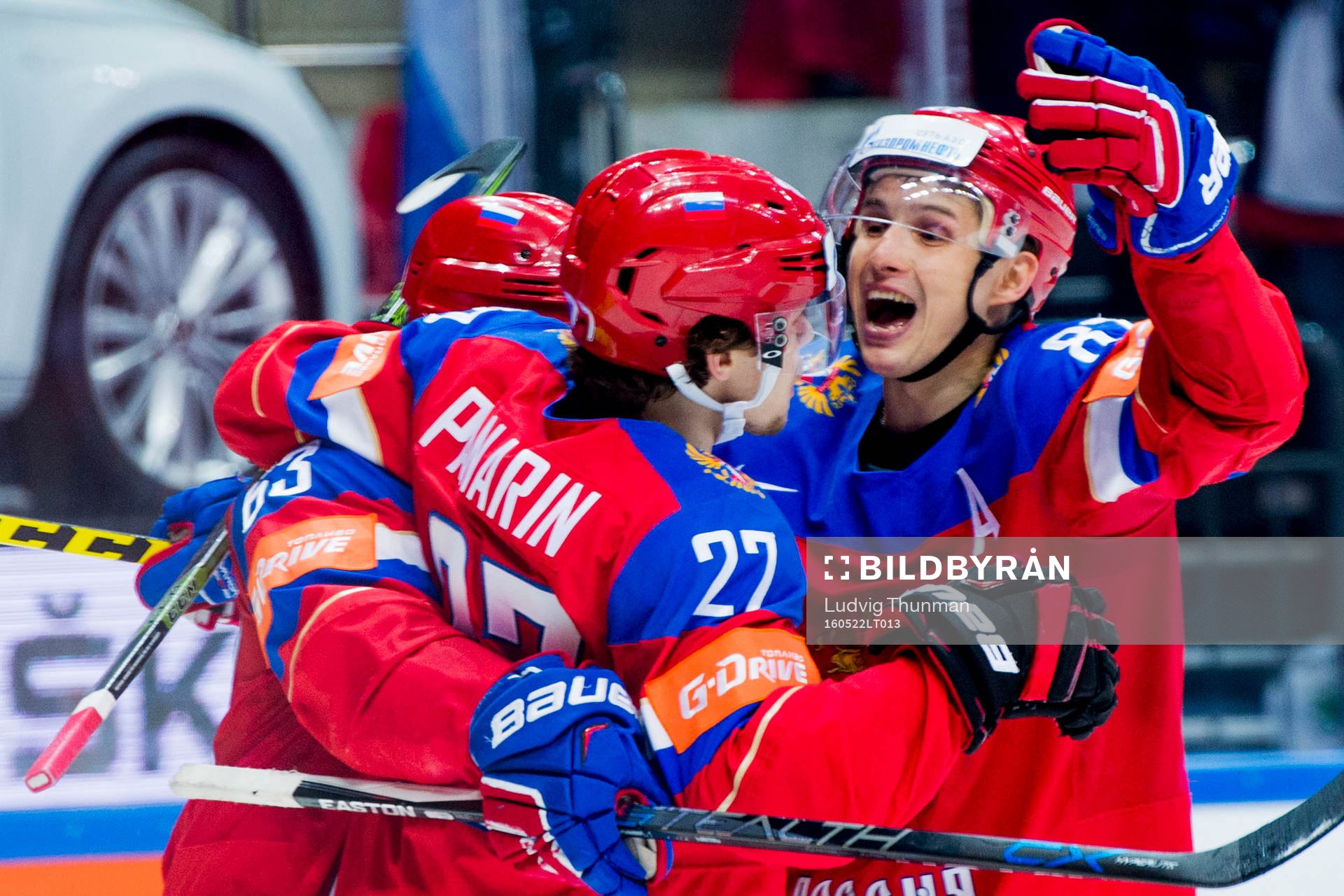 Rysslands Artemi Panarin och Dmitri Orlov firar Yevgeni