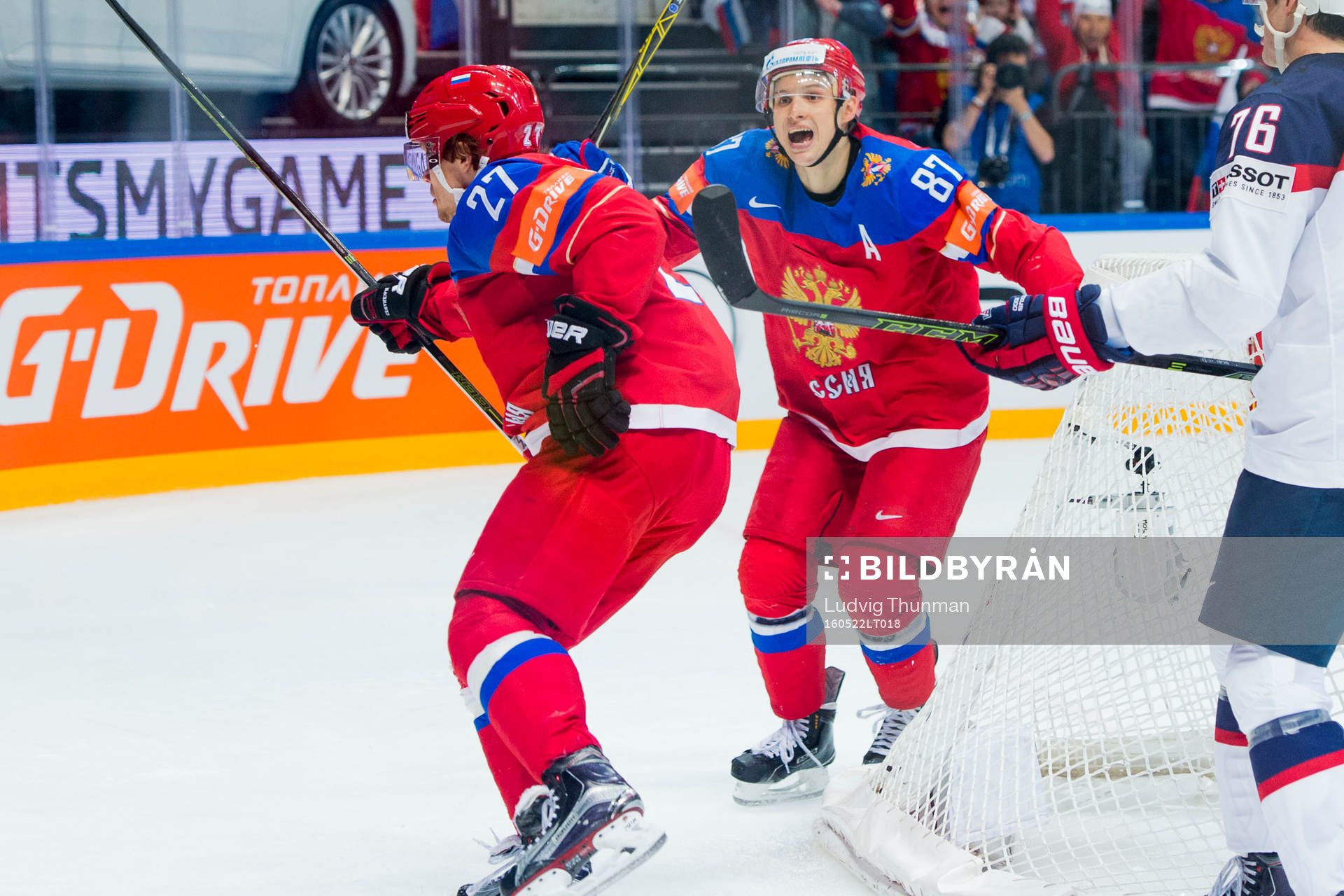 Rysslands Artemi Panarin och Vadim Shipachyov firar 5-1