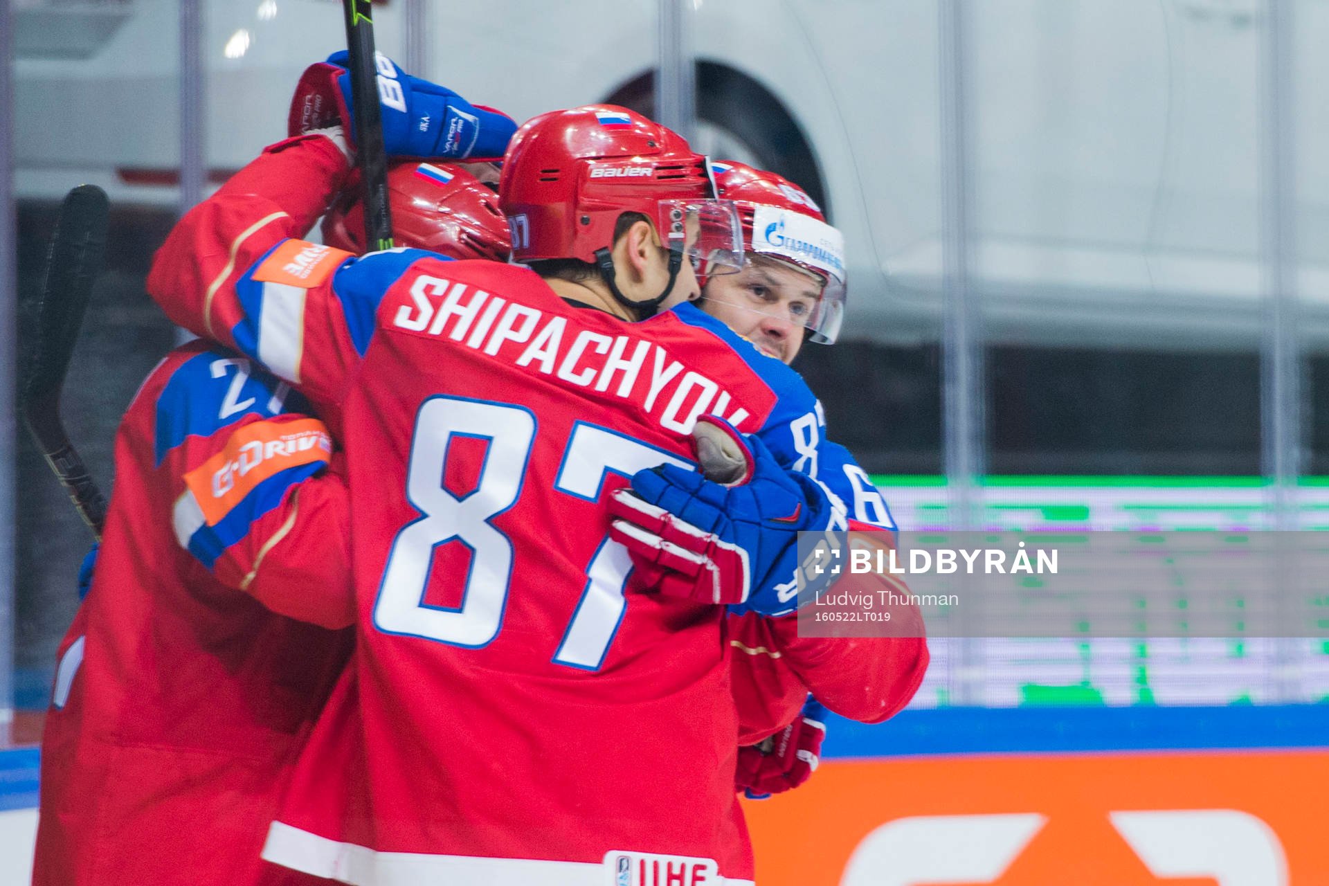 Rysslands Artemi Panarin och Vadim Shipachyov firar 5-1