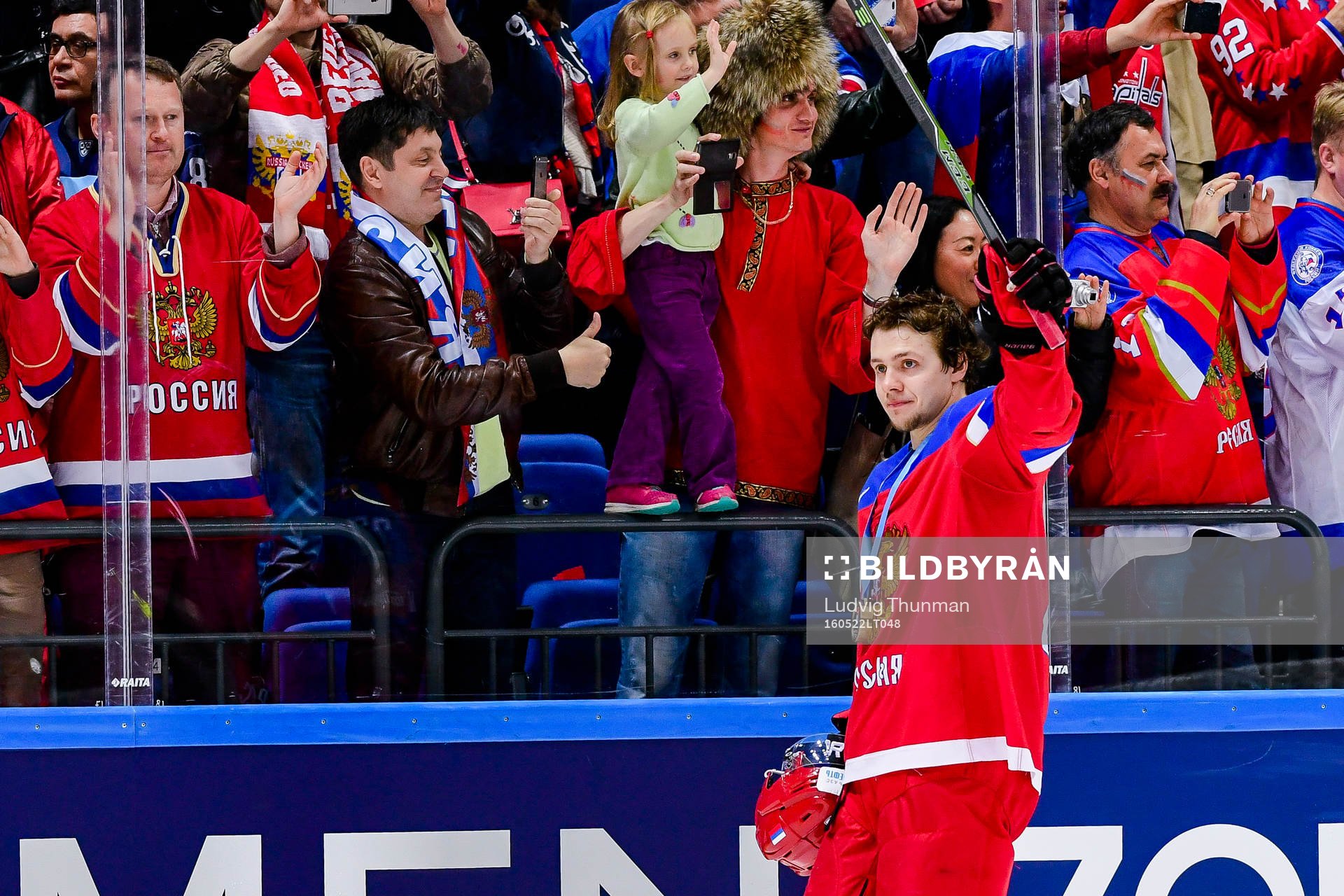 Rysslands Artemi Panarin tackar publiken