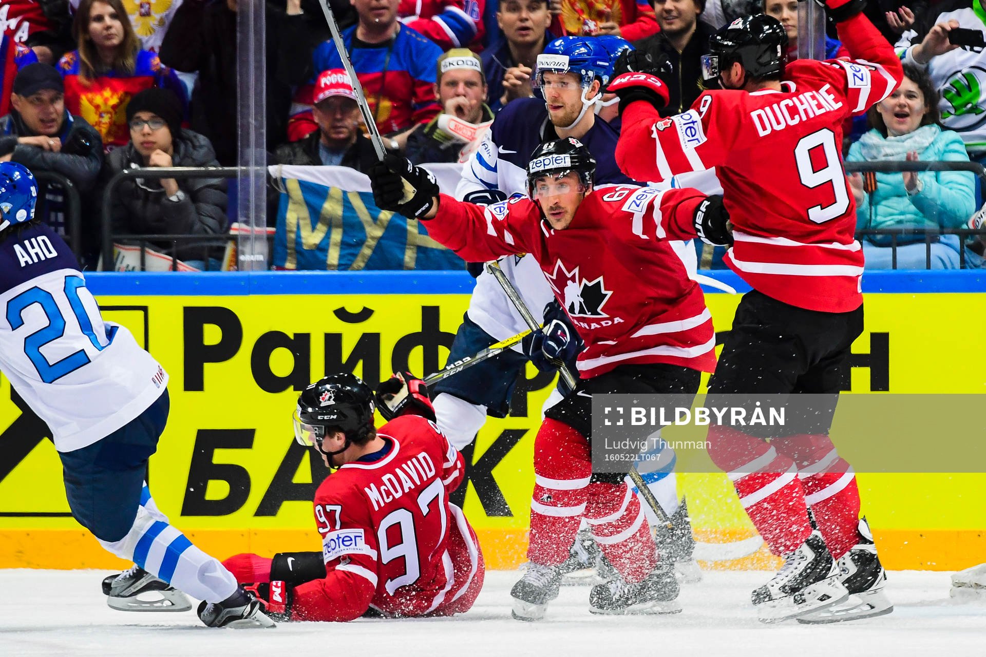 Kanadas Connor McDavid och Mark Stone jublar