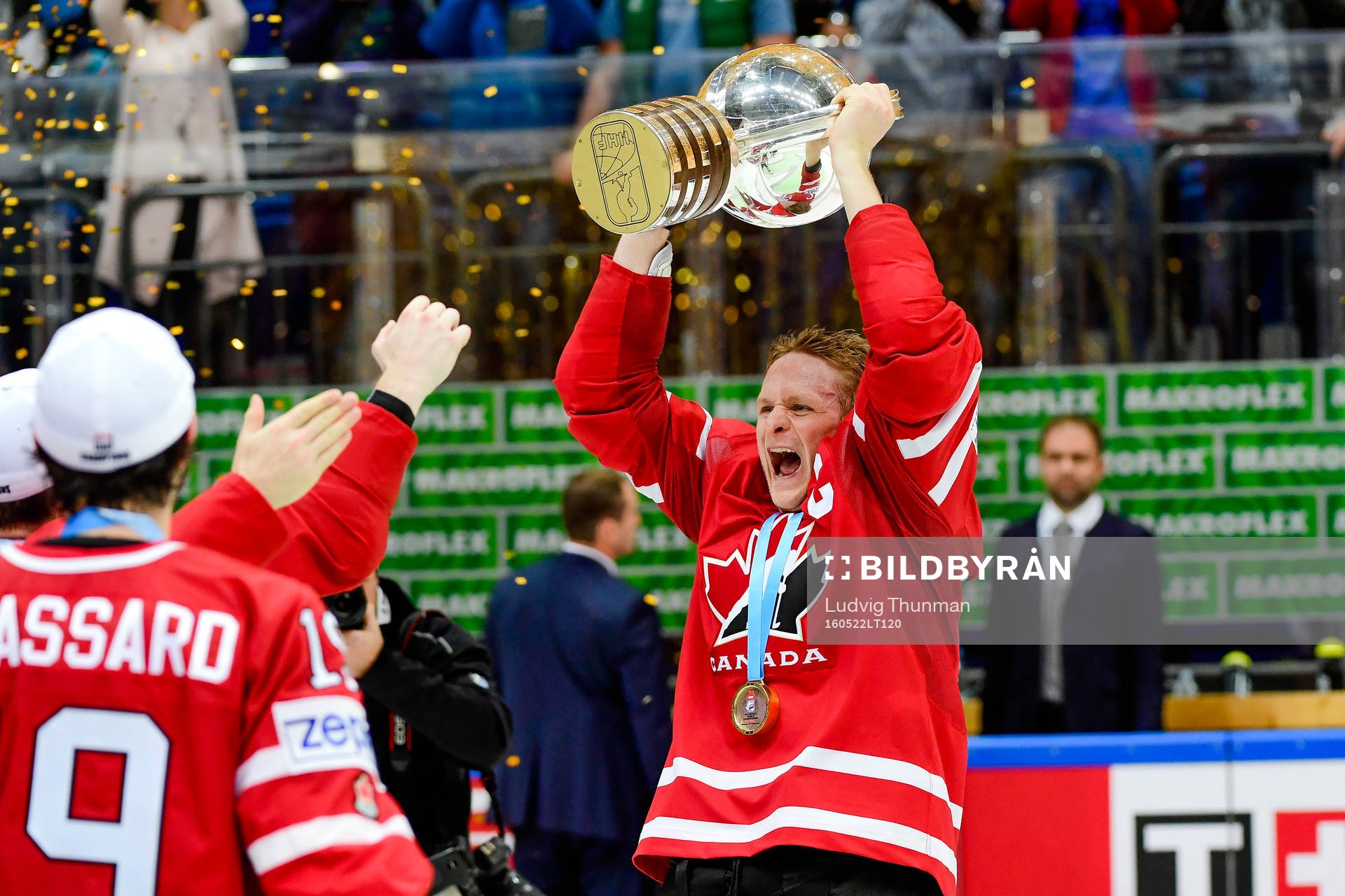 Kanadas Corey Perry  jublar med pokalen