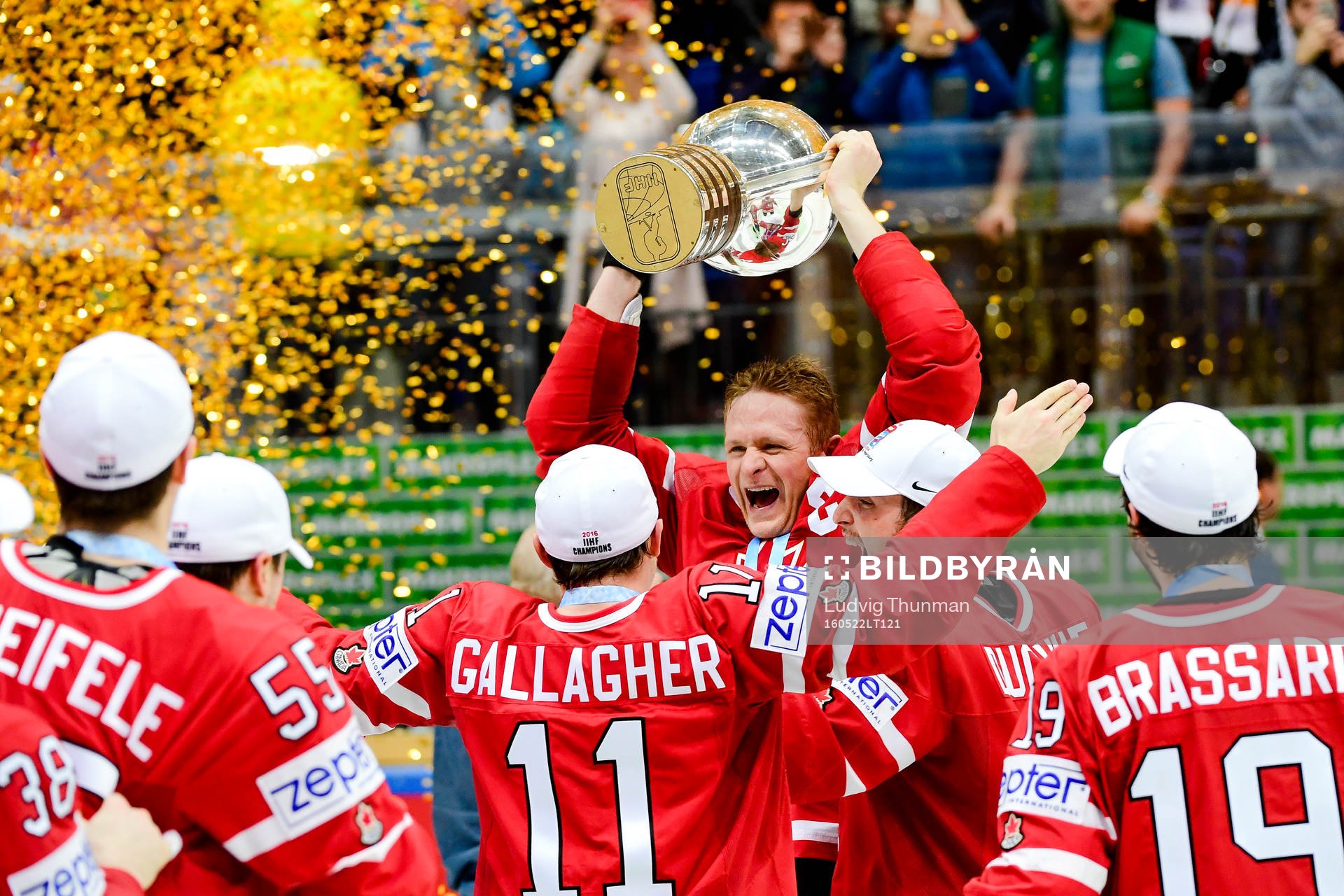 Kanadas Corey Perry  jublar med pokalen