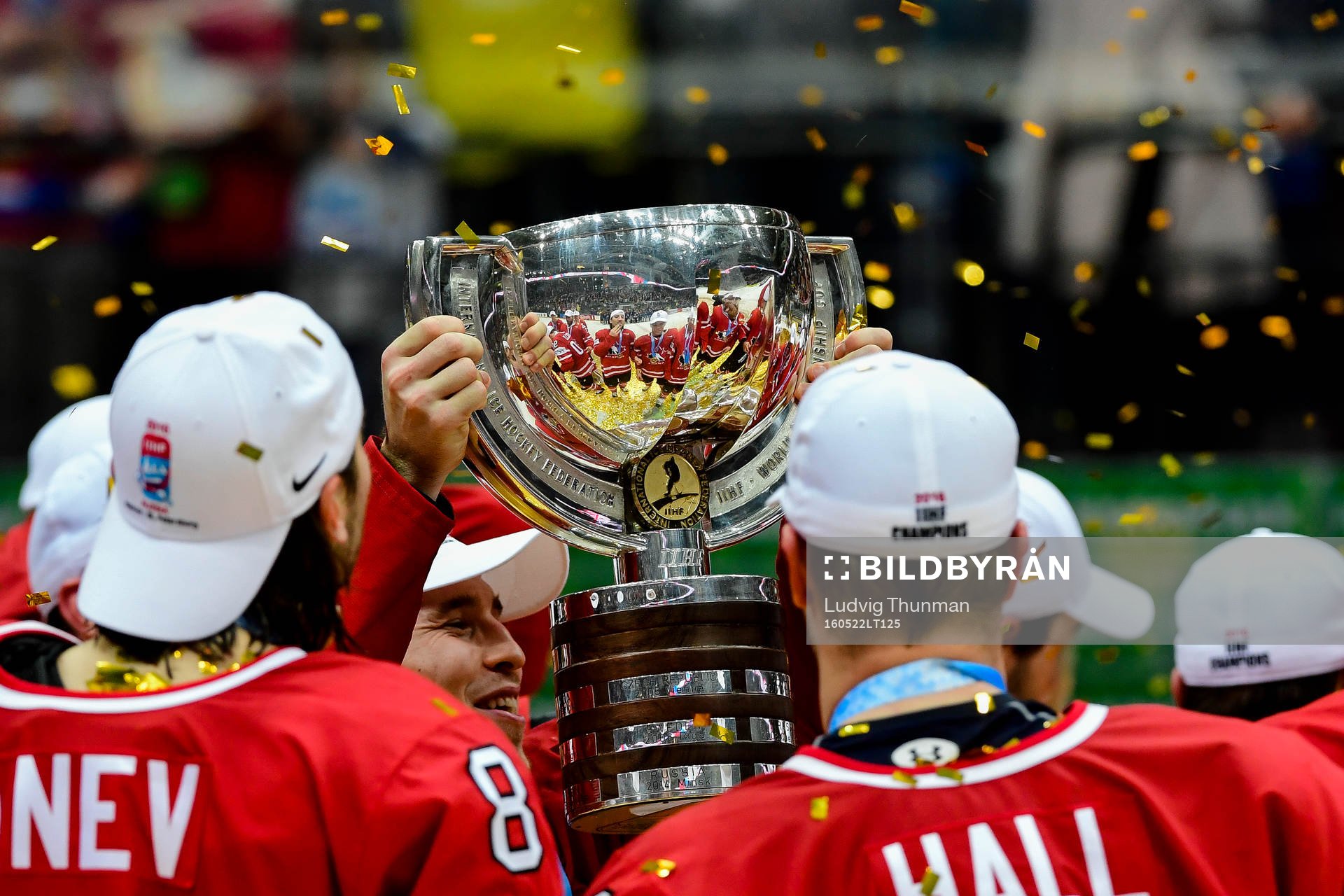 Kanadas spelare jublar med pokalen