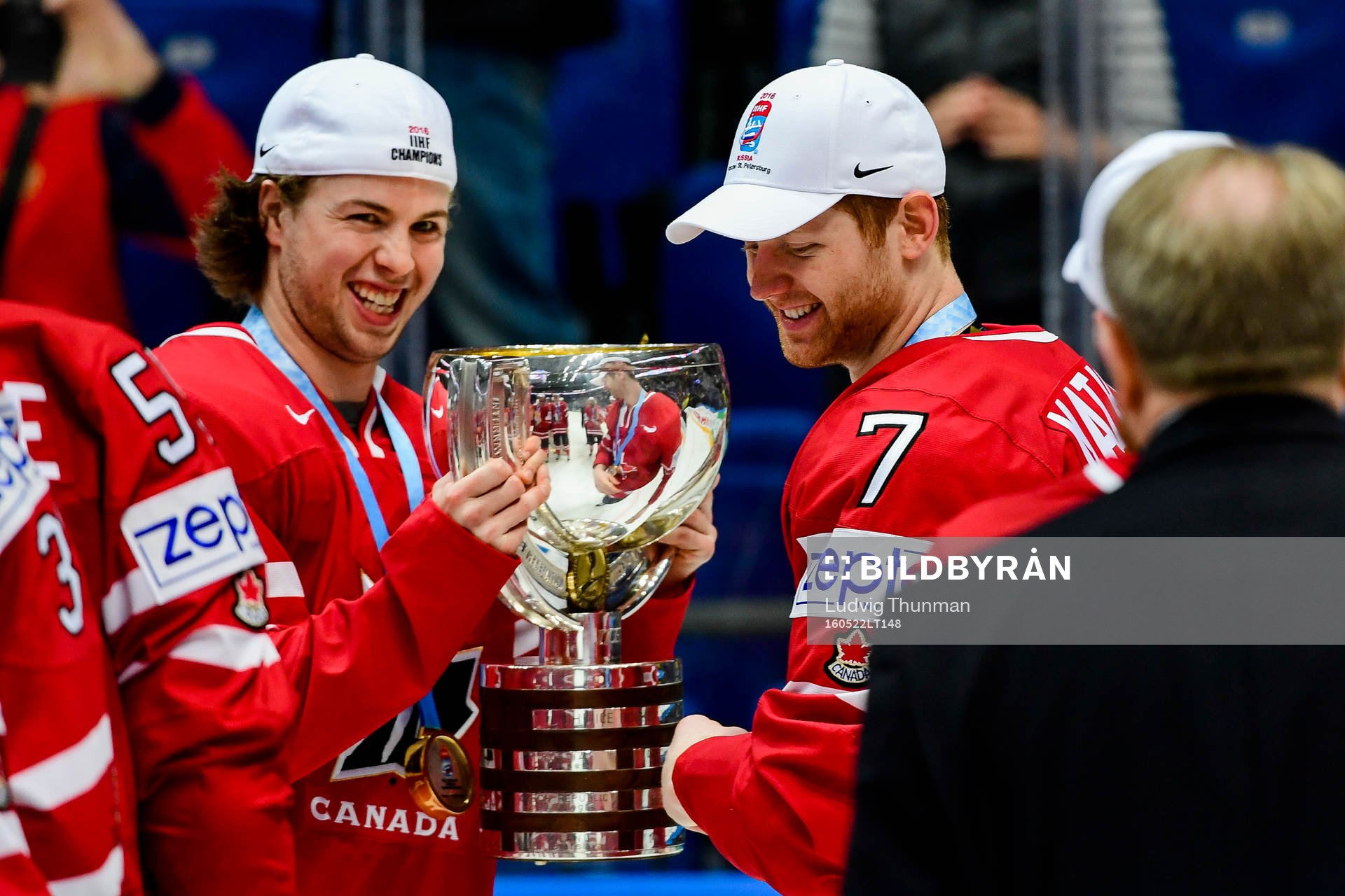 Kanadas Ben Hutton och Michael Matheson jublar