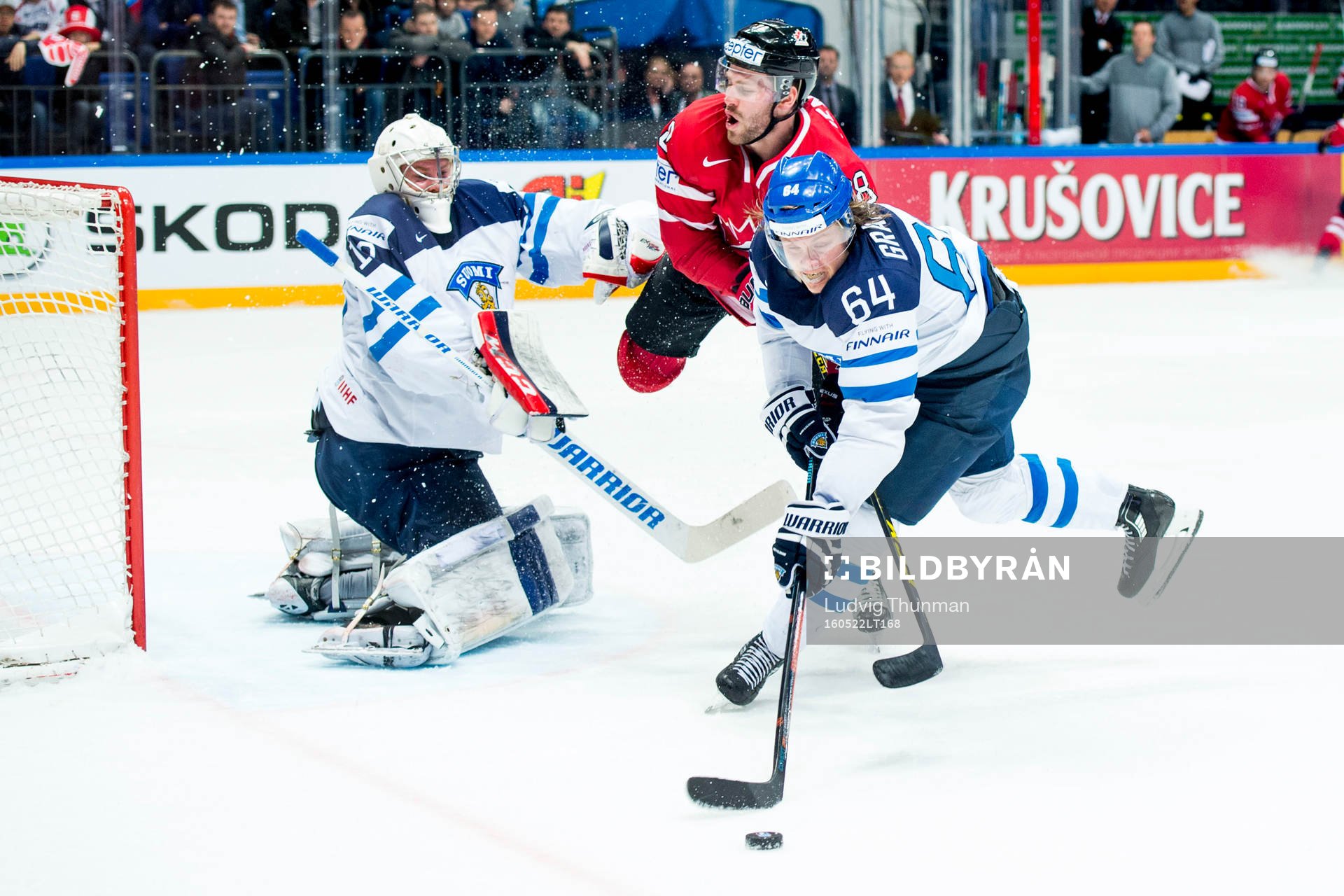 Finlands Mikael Granlund rensar framför målvakt Mikko