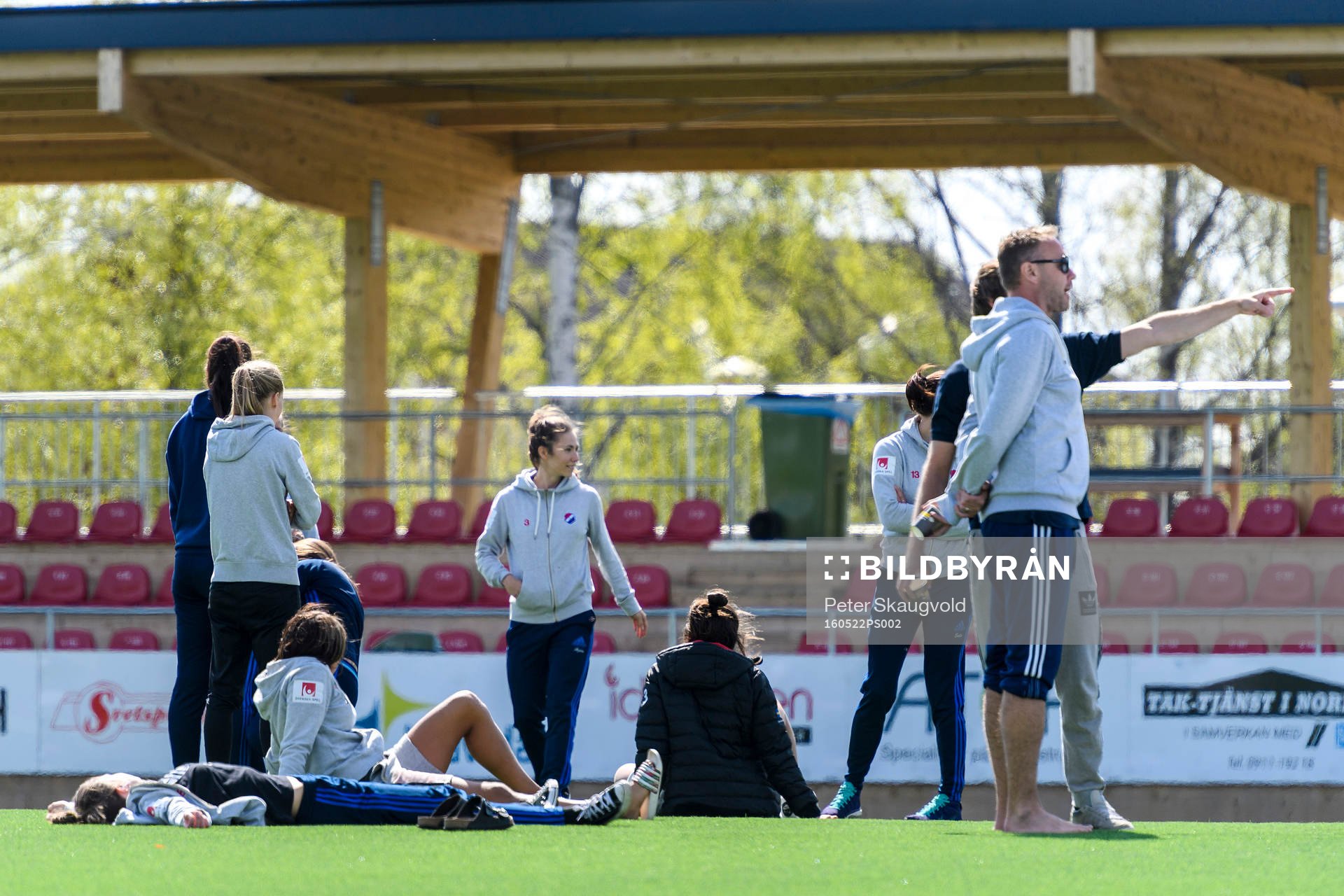 Kvarnsvedens spelare och ledare njuter i solen innan fotbollsmatchen i Damallsvenskan mellan Piteå och Kvarnsveden den 22 maj 2016 i Piteå.