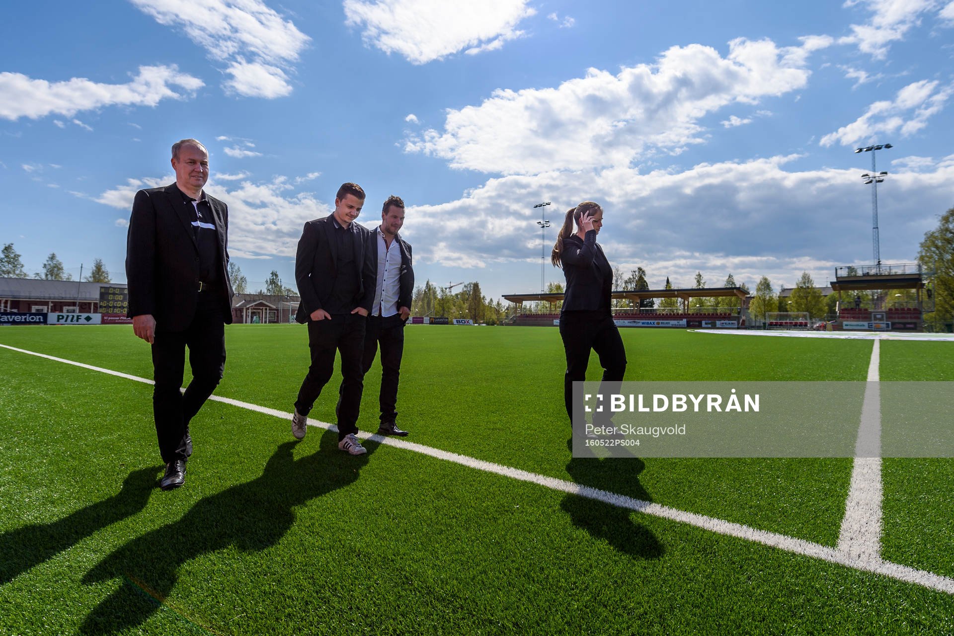 Domarna inspekterar spelplanen innan fotbollsmatchen i