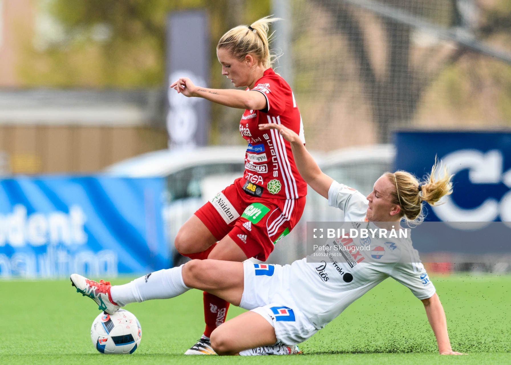 Kvarnsvedens Julia Roddar tackar Piteås Ronja Aronsson