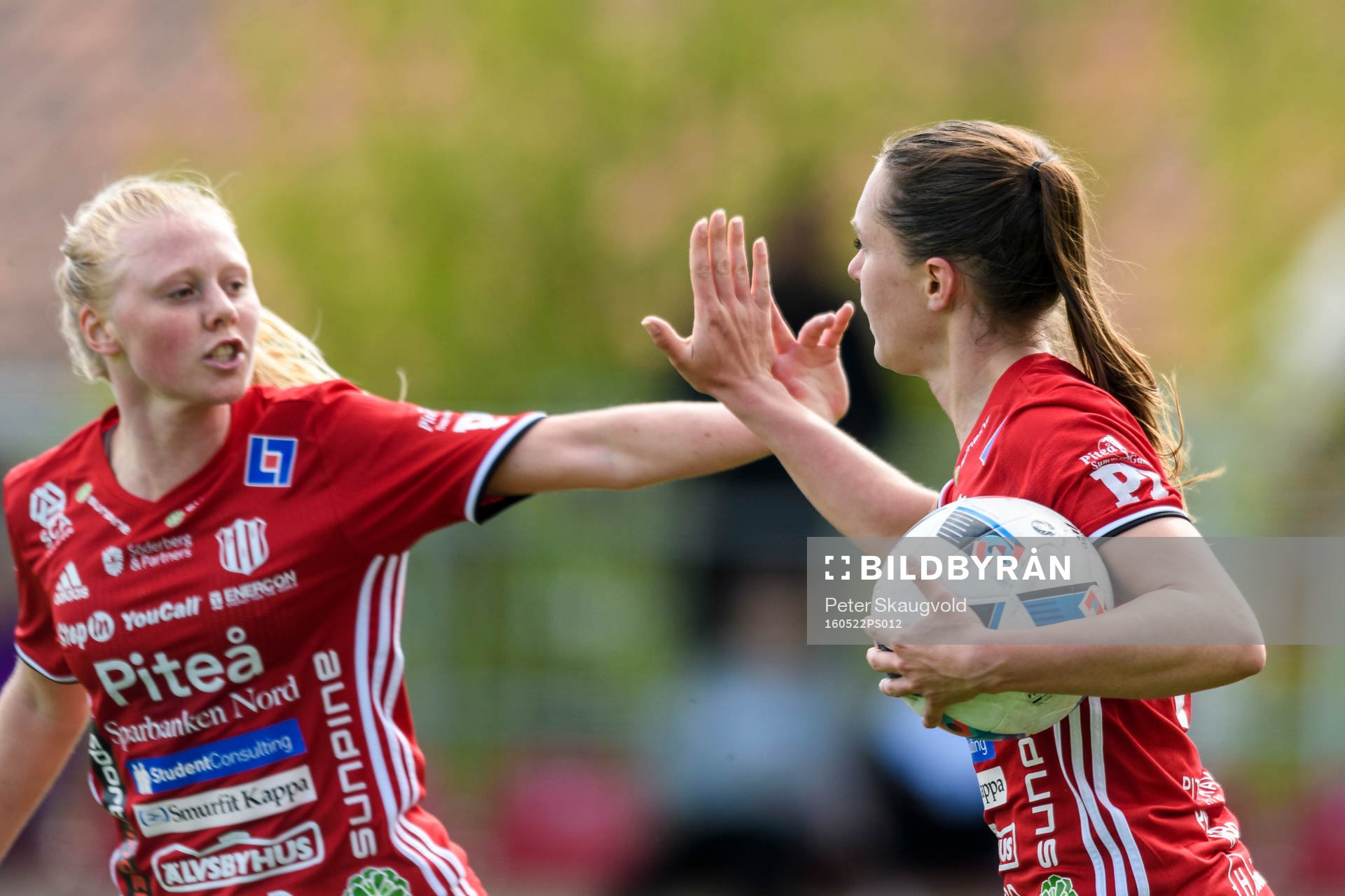 Piteås Felicia Karlsson (h) jublar