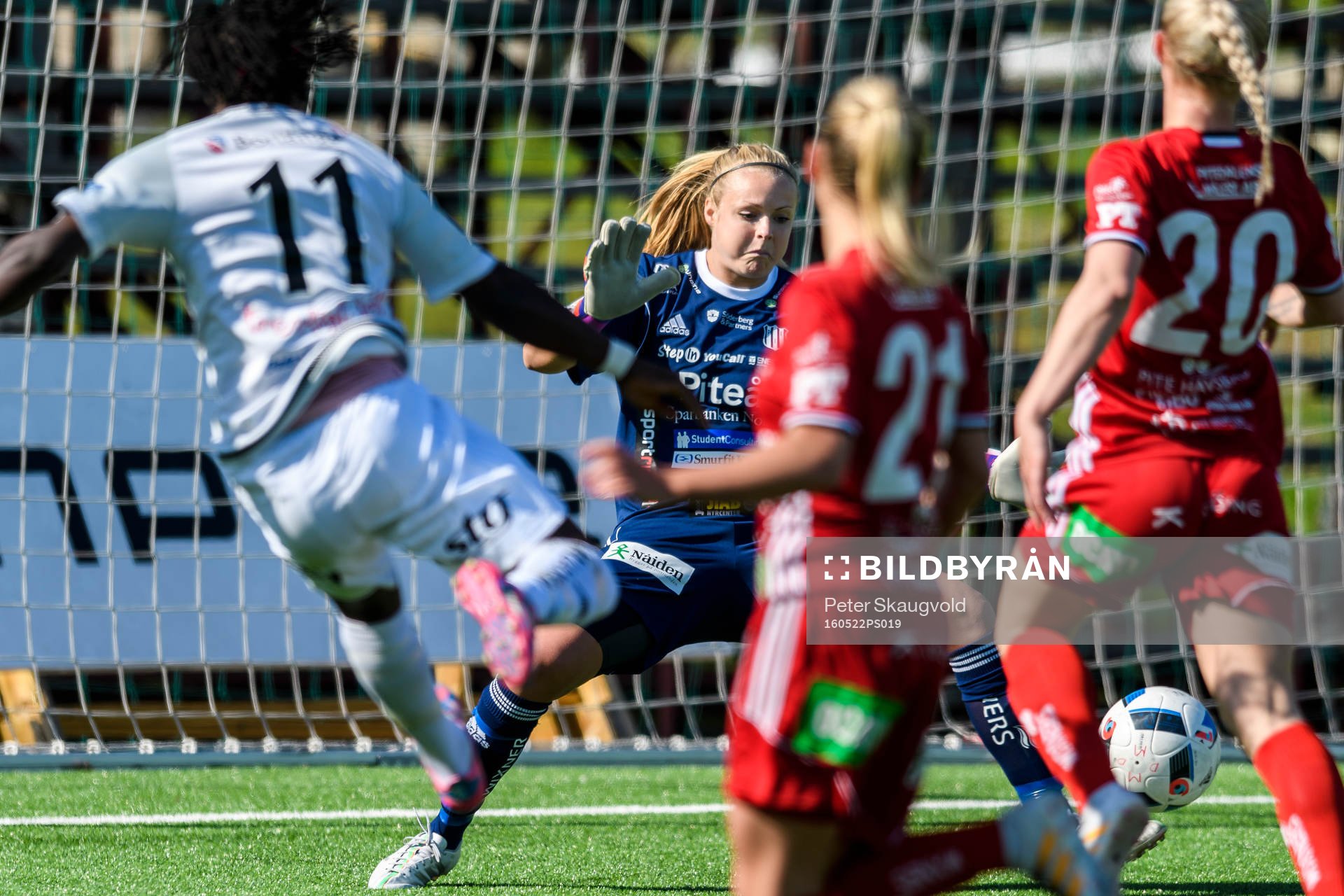Piteås målvakt Hilda Carlén räddar ett friläge från