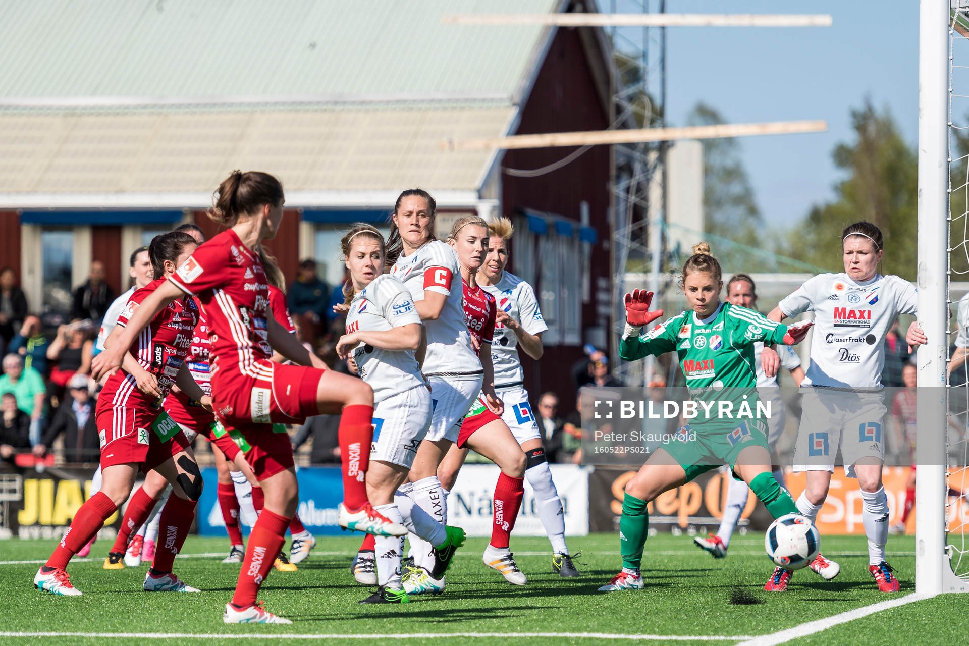 Piteås Felicia Karlsson får en målchans
